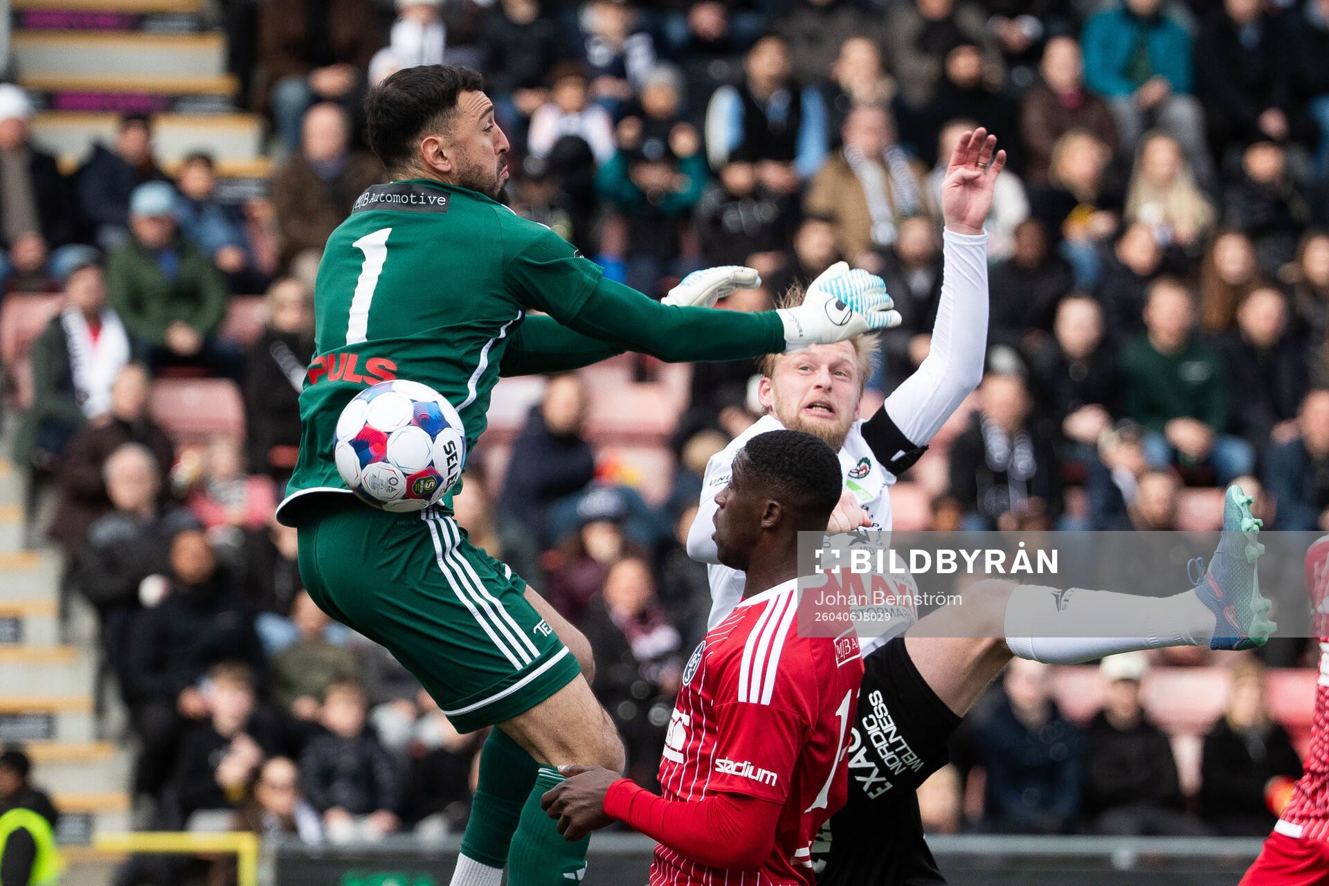 Örebros Karl Holmberg gör 1-0 bakom Landskronas målvakt