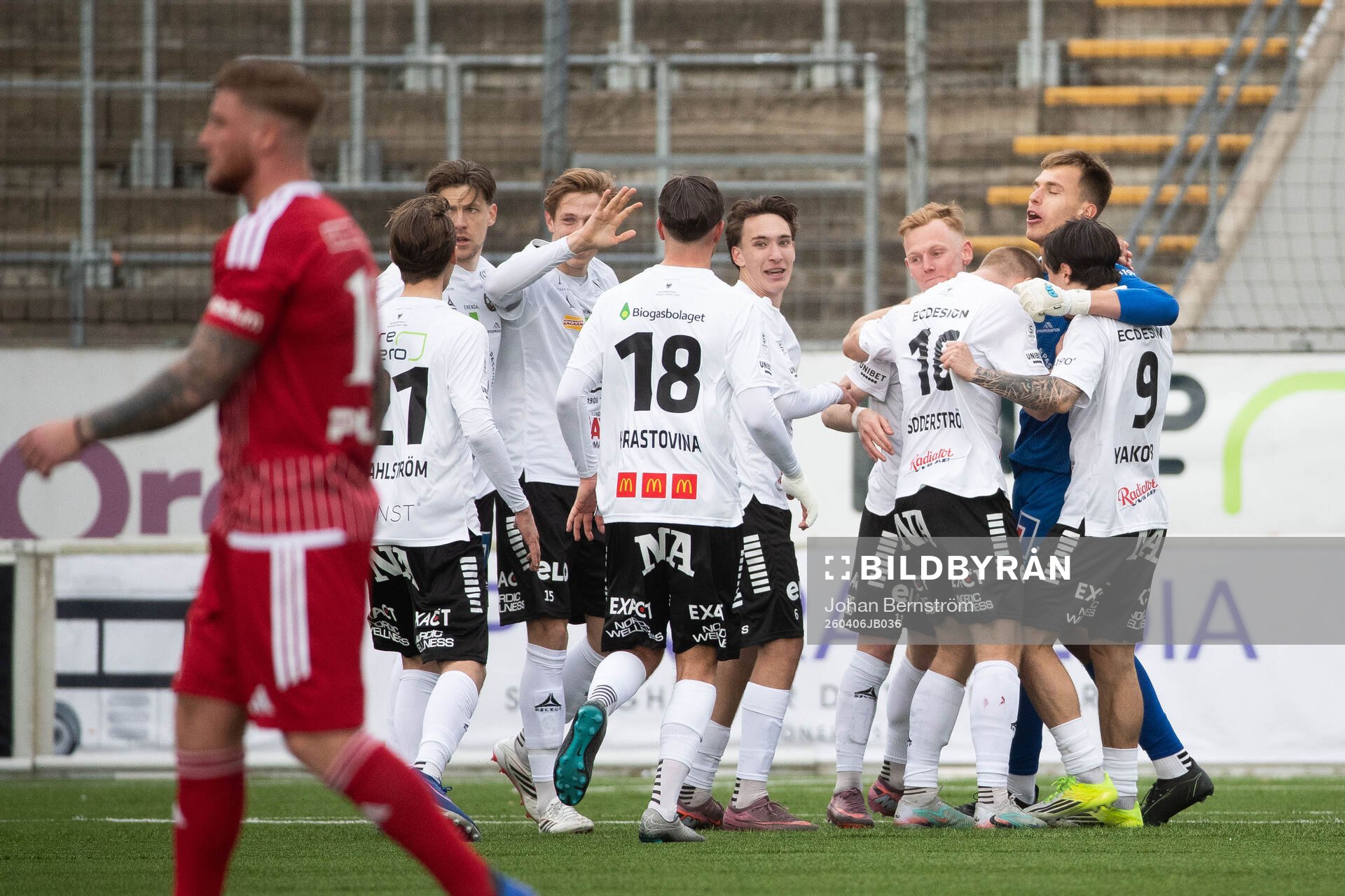 Örebros målvakt Jakub Ojrzynski jublar med lagkamrater
