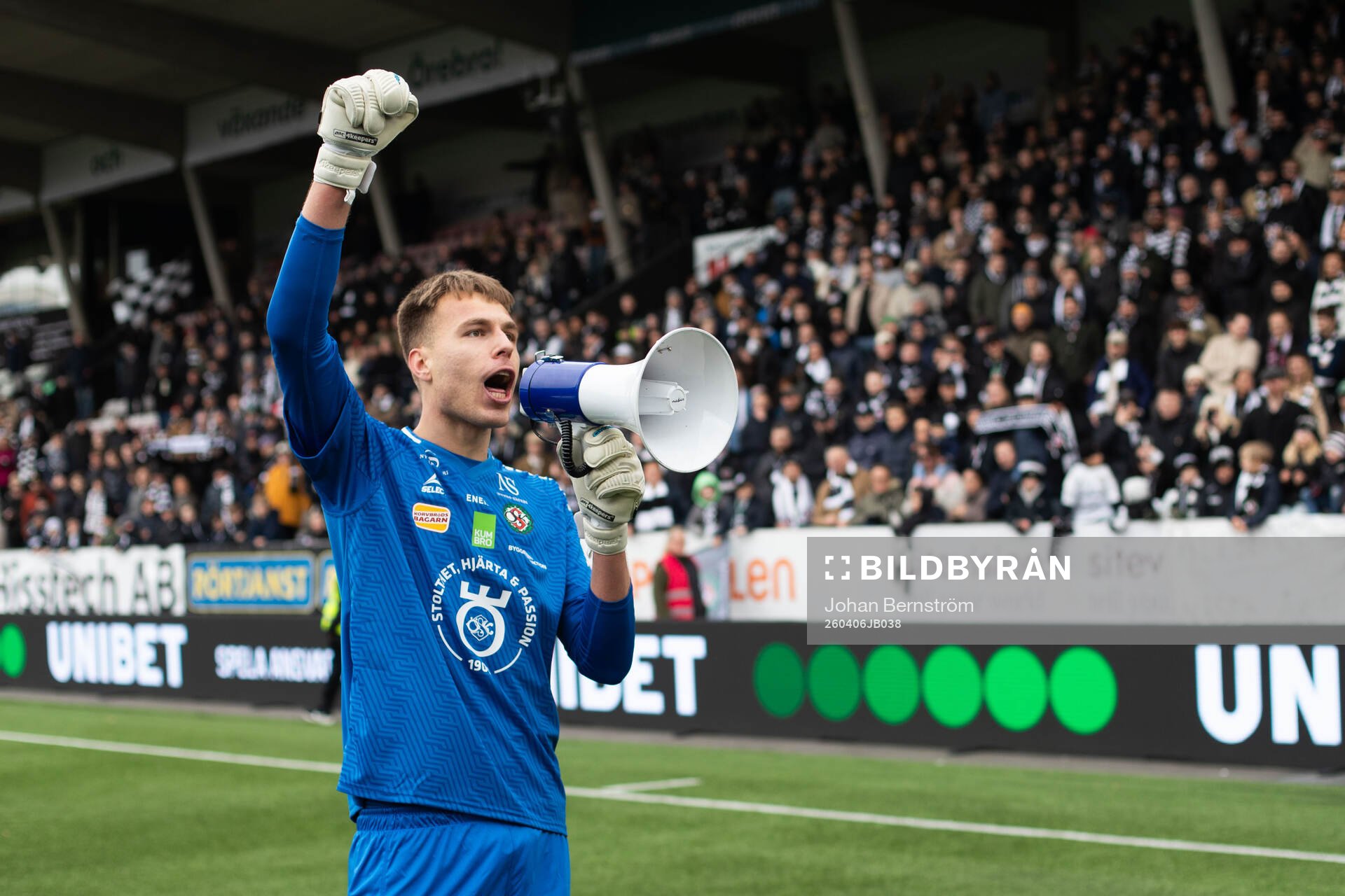 Örebros målvakt Jakub Ojrzynski jublar