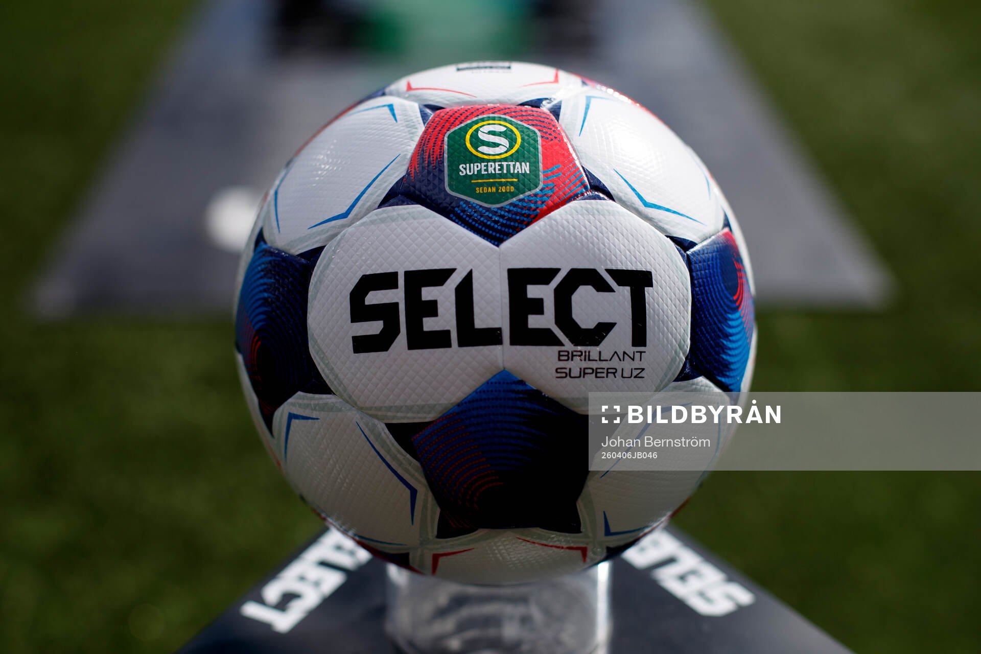 Matchbollen med texten Superettan på