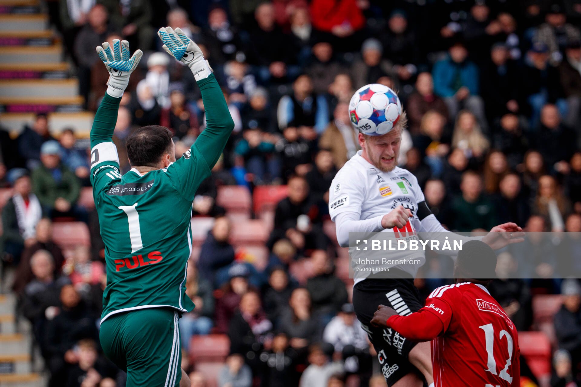 Örebros Karl Holmberg gör 1-0 på Landskronas målvakt