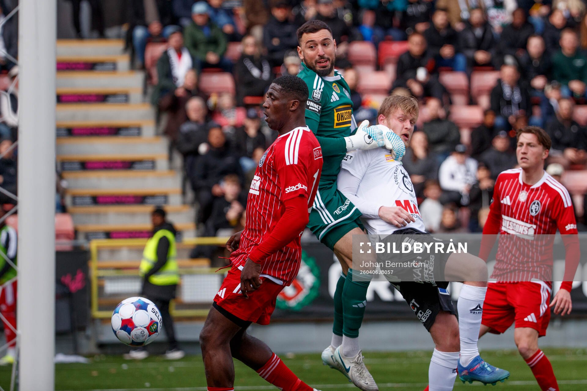 Örebros Karl Holmberg gör 1-0 på Landskronas målvakt