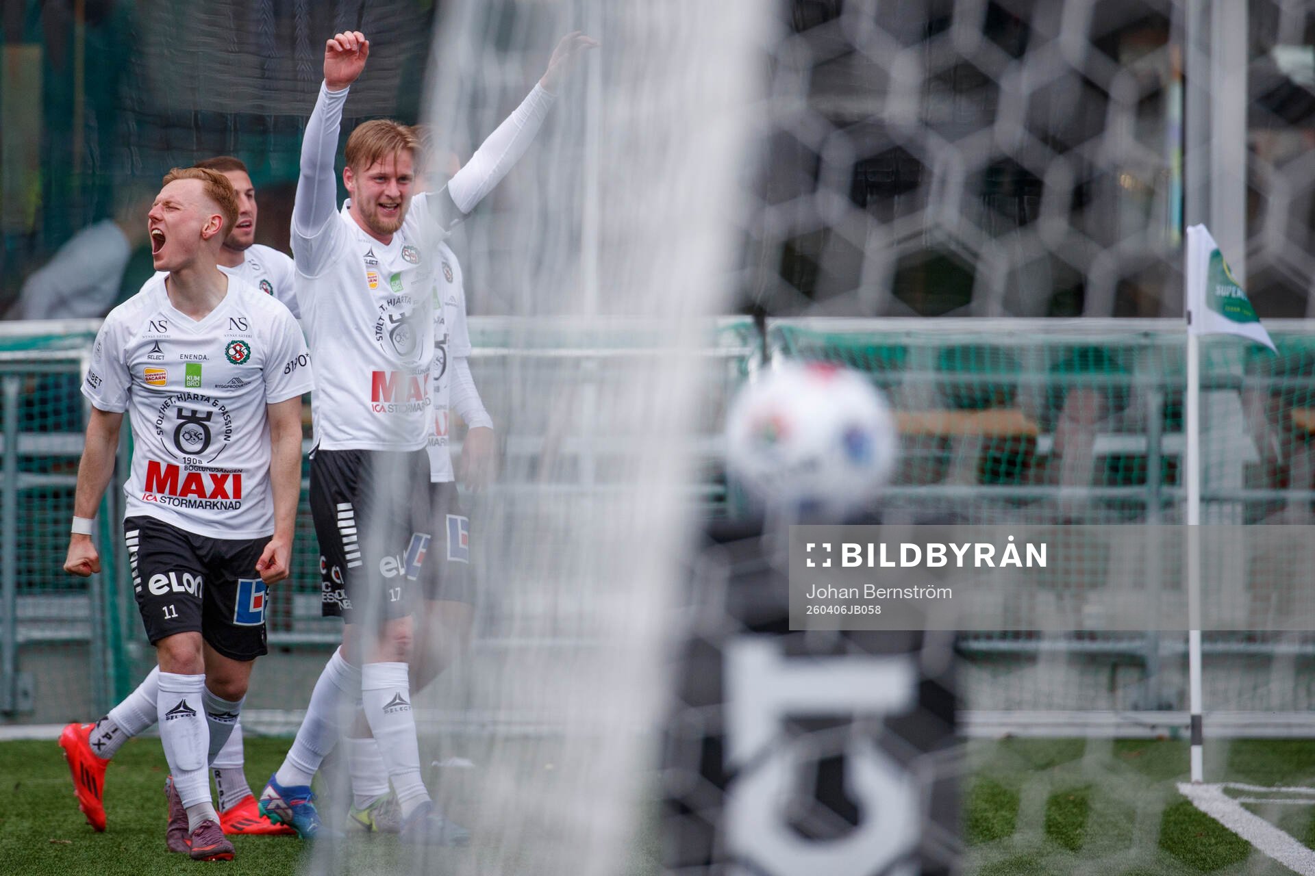 Örebros Christopher Redenstrand och Karl Holmberg jublar