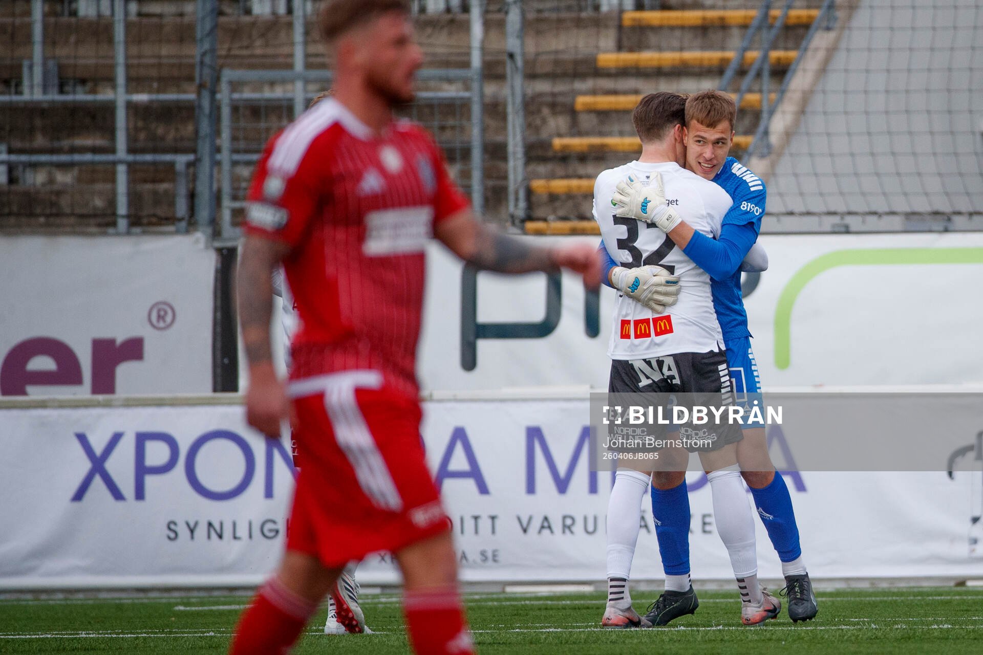 Örebros John Stenberg och målvakt Jakub Ojrzynski jublar