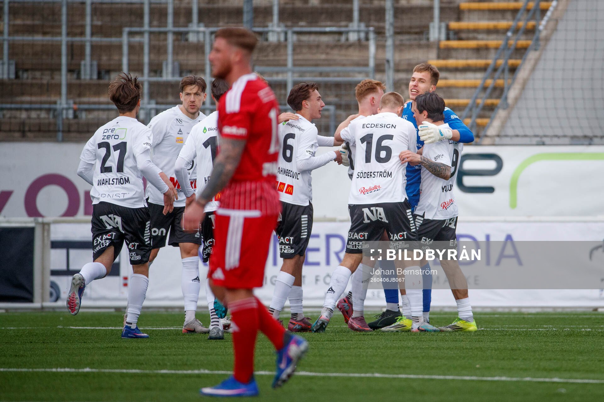 Örebros målvakt Jakub Ojrzynski jublar vid slutsignalen