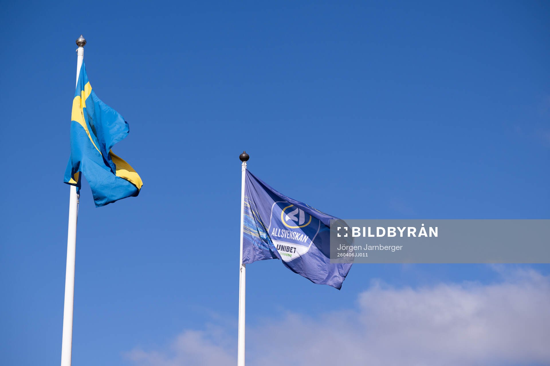Svenska flaggan och Allsvenskans flagga