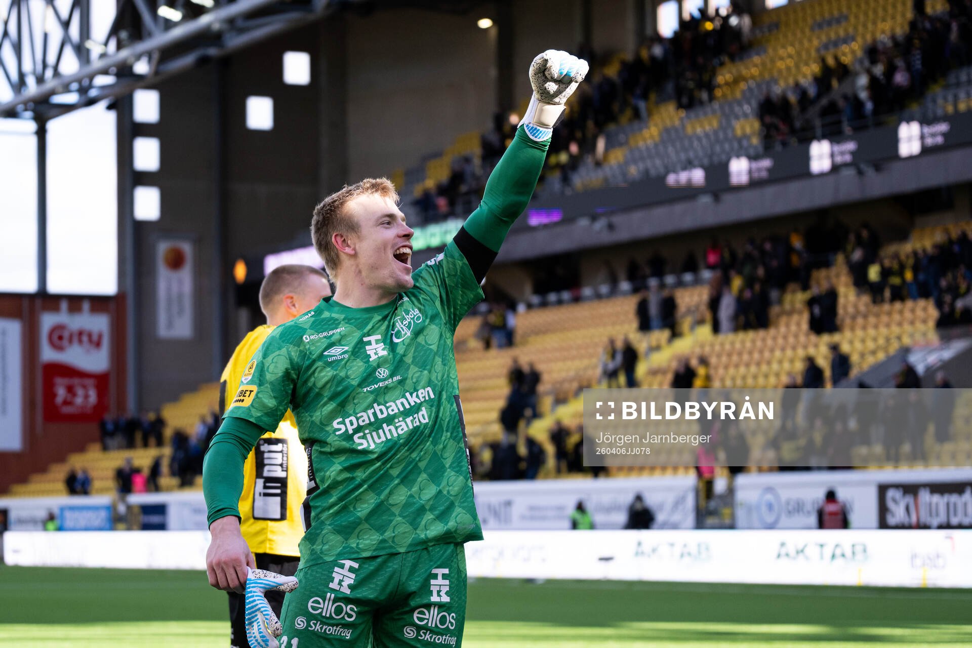 Elfsborgs målvakt Isak Pettersson jublar
