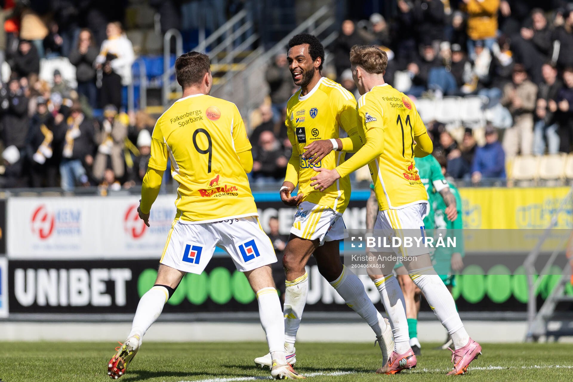 Falkenbergs Hugo Komano jublar med lagkamrater