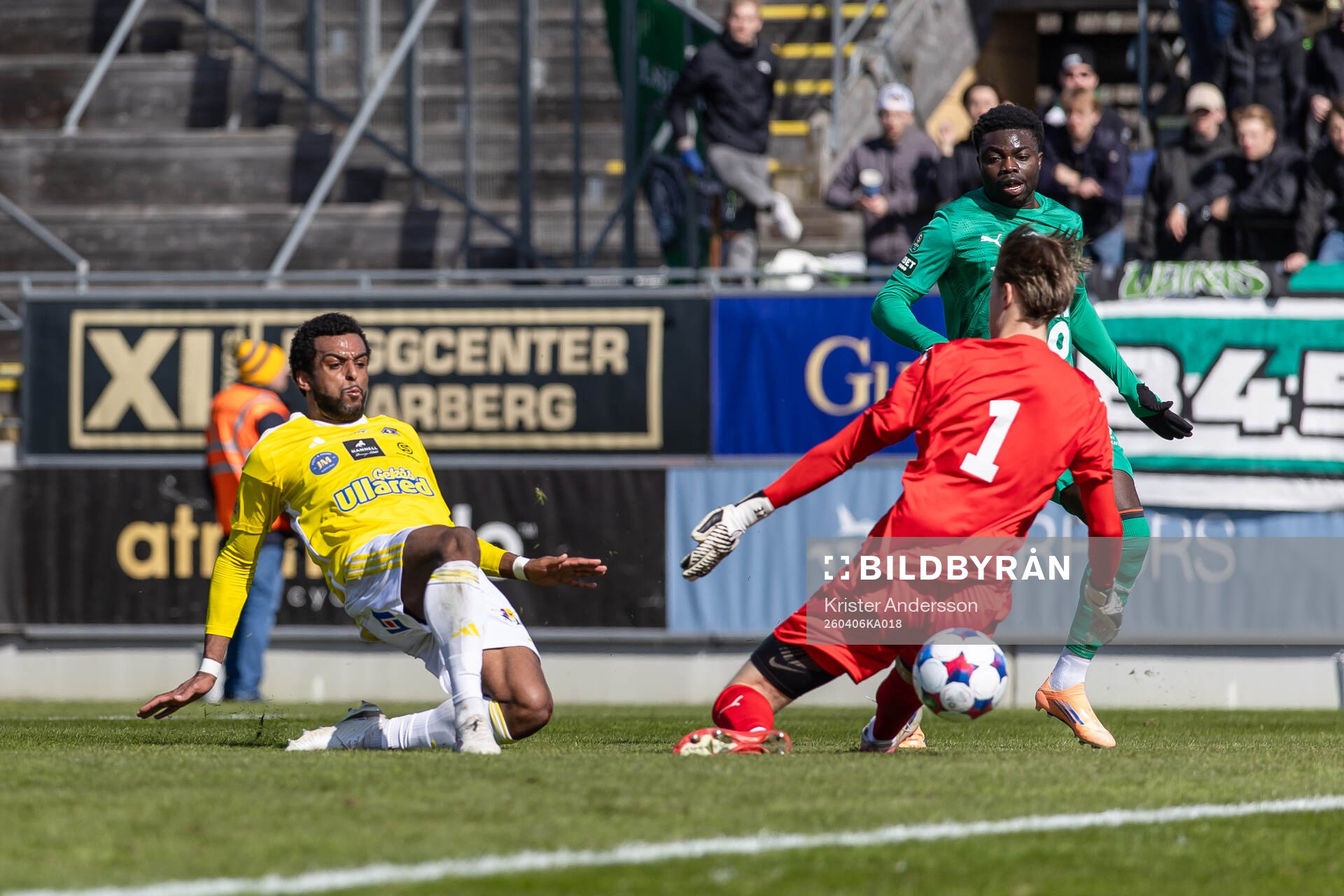 Falkenbergs Hugo Komano gör 1-0 på Ljungskiles målvakt