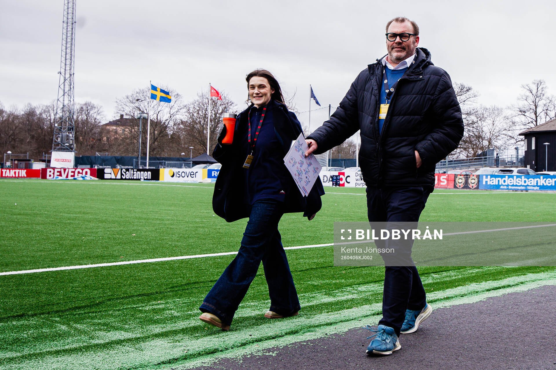 Viaplays expert Saga Fredriksson och kommentator Daniel