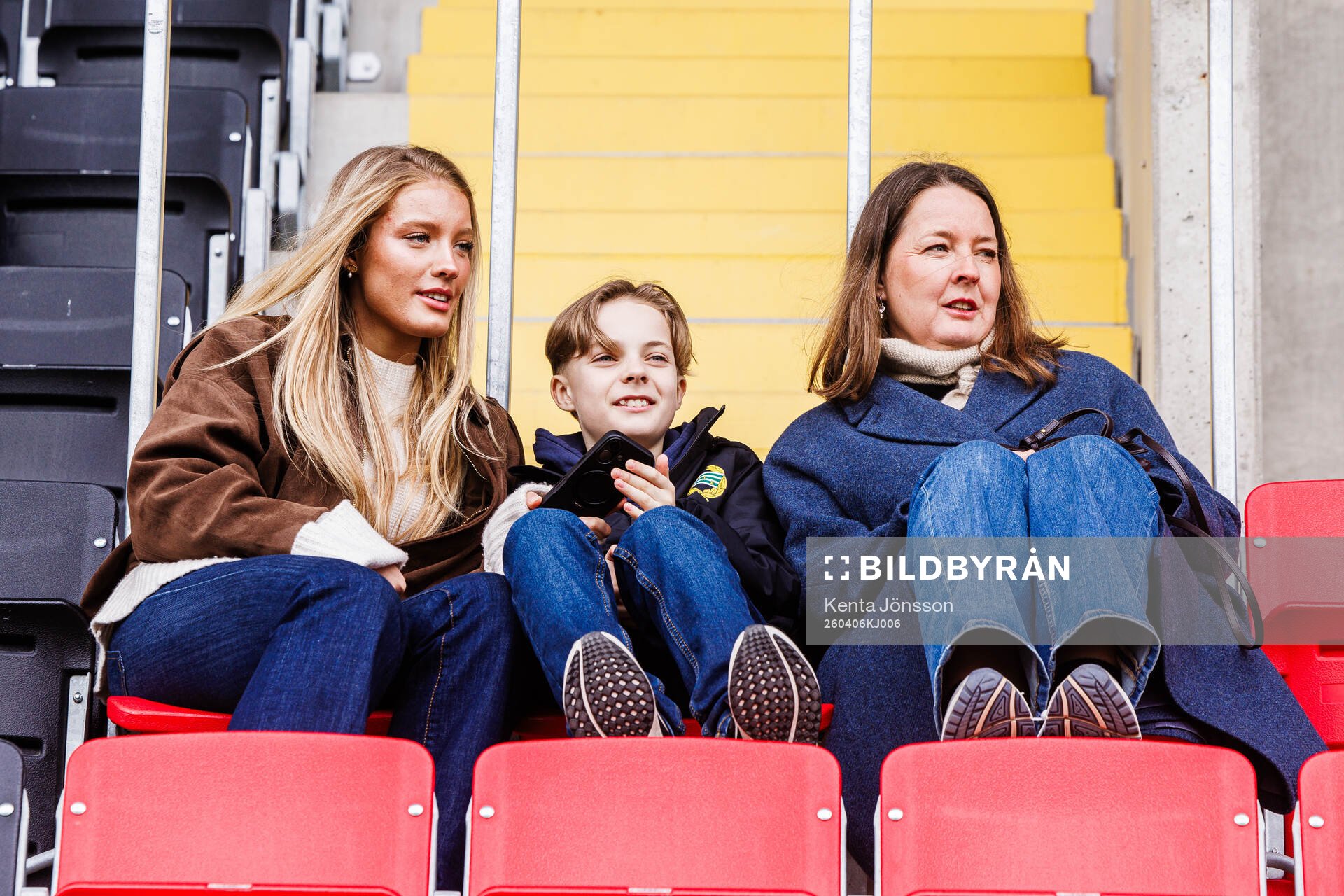 Smilla Holmberg med familj på läktaren