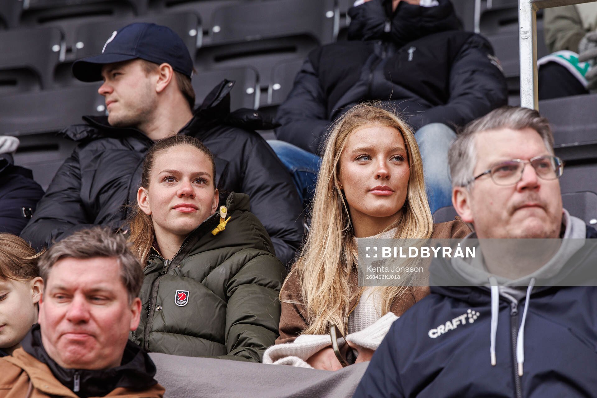 Bella Andersson och Smilla Holmberg på läktaren