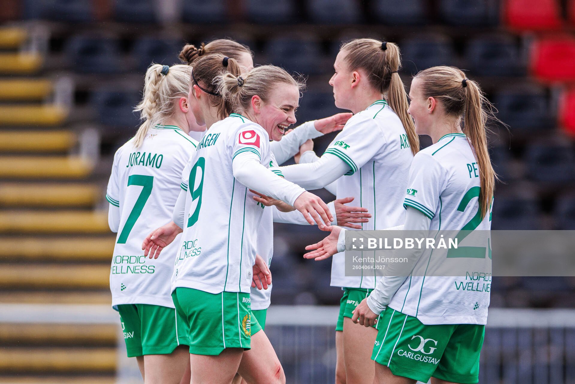 Hammarbys Mari Nyhagen jublar med Fanny Peterson