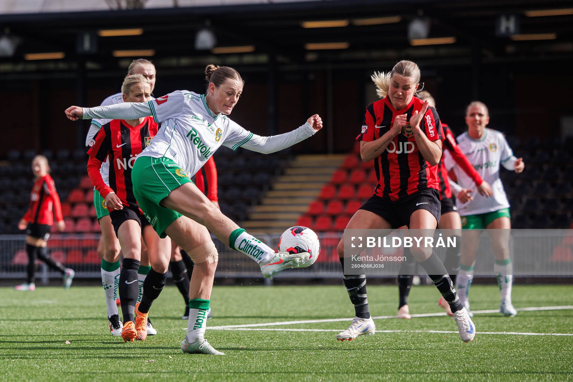 Hammarbys Sofia Reidy och Brommapojkarnas Johanna Svedberg