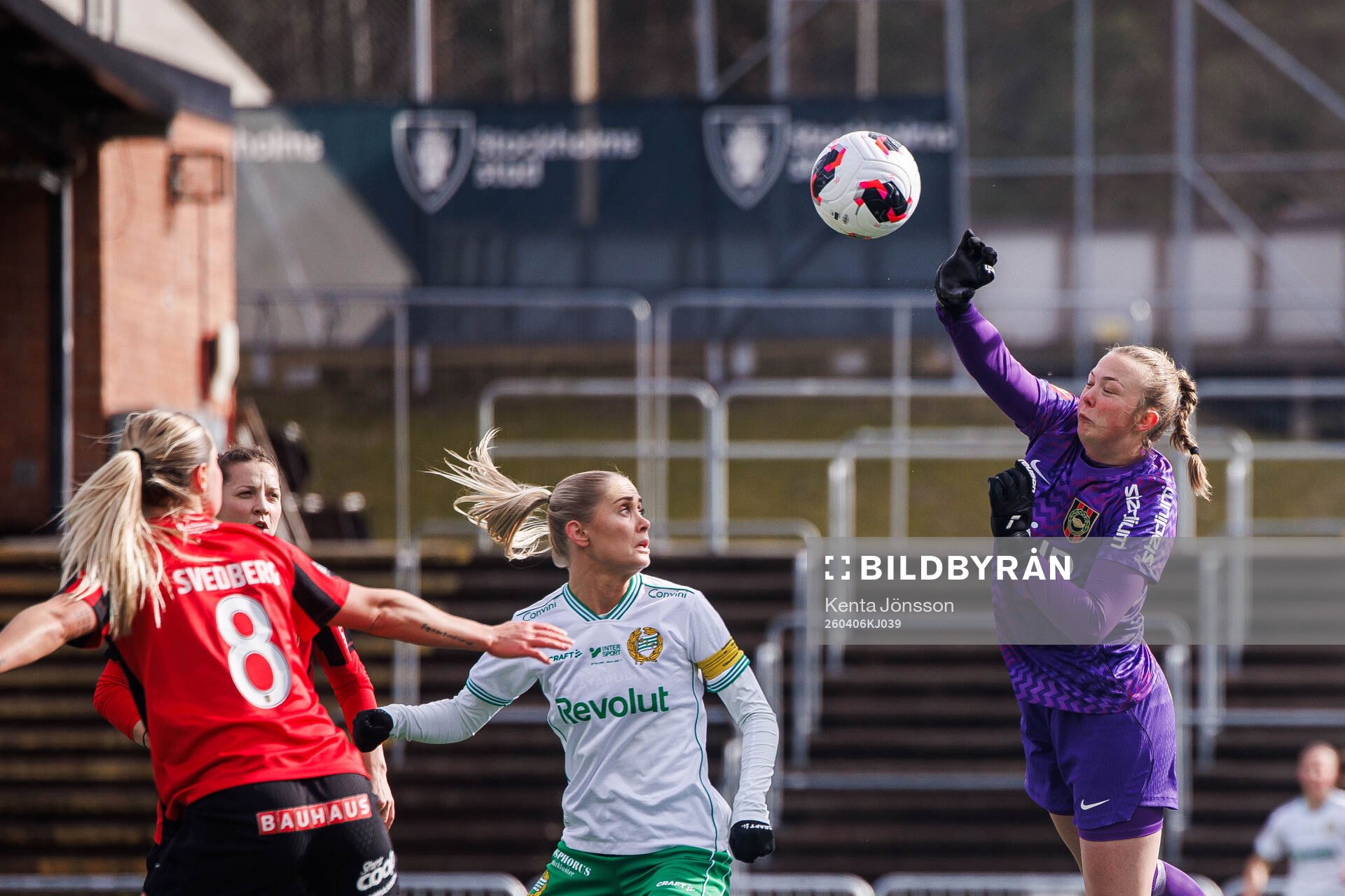 Hammarbys Alice Carlsson och Brommapojkarnas målvakt Clara