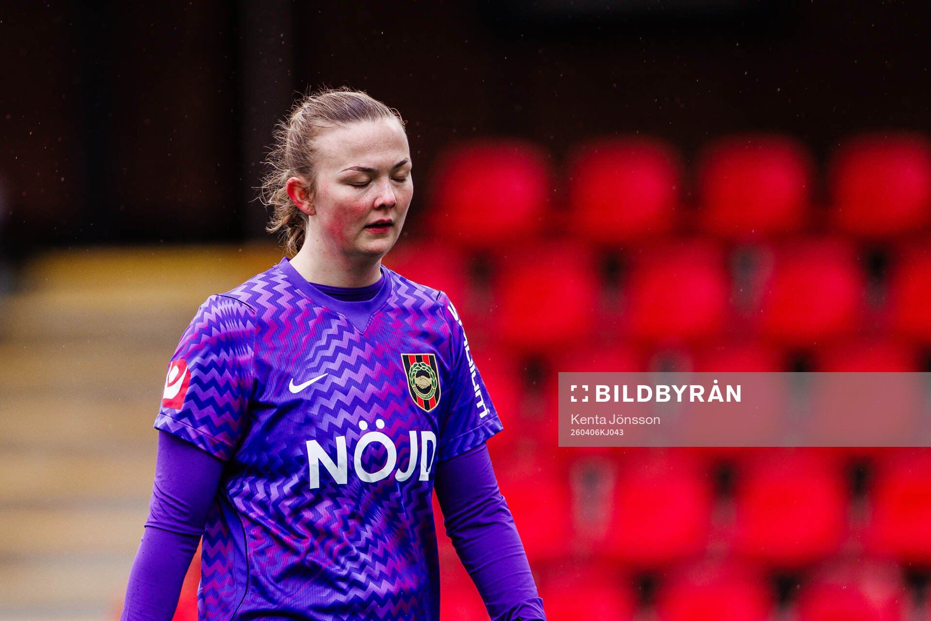 Brommapojkarnas målvakt Clara Ekstrand deppar