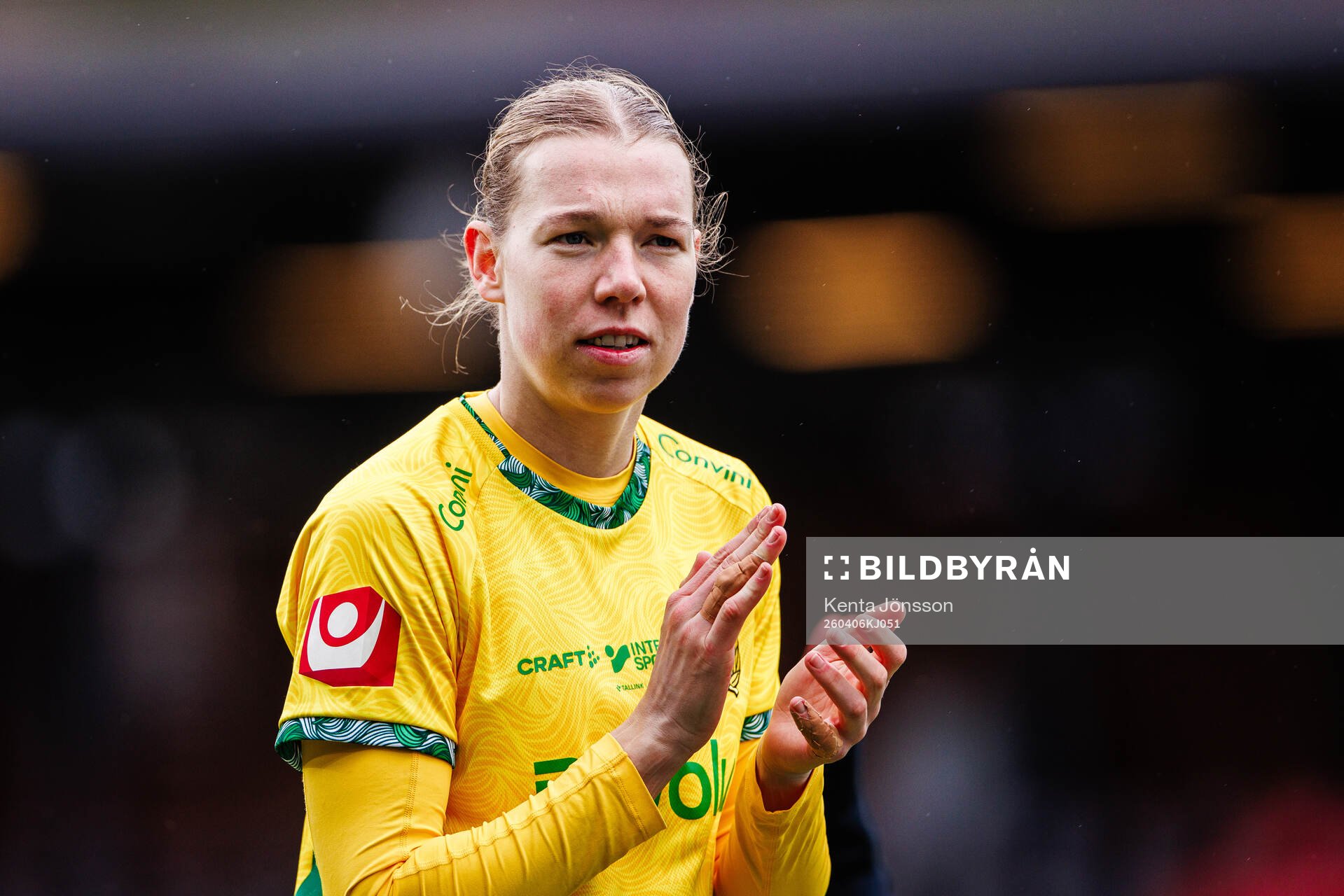 Hammarbys målvakt Melina Loeck applåderar publiken