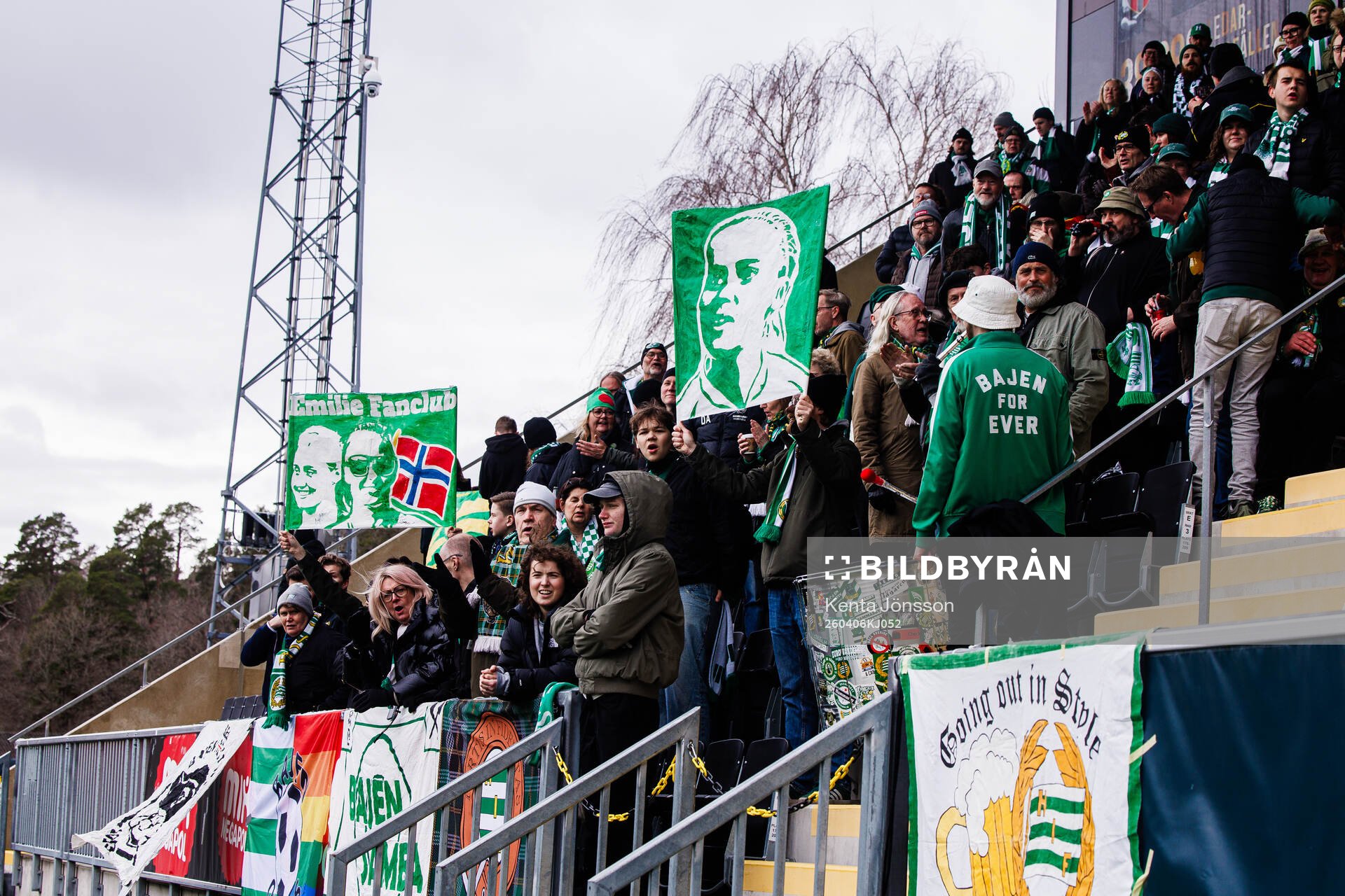 Hammarbys supportrar med en tvåpinnsflagga med motiv