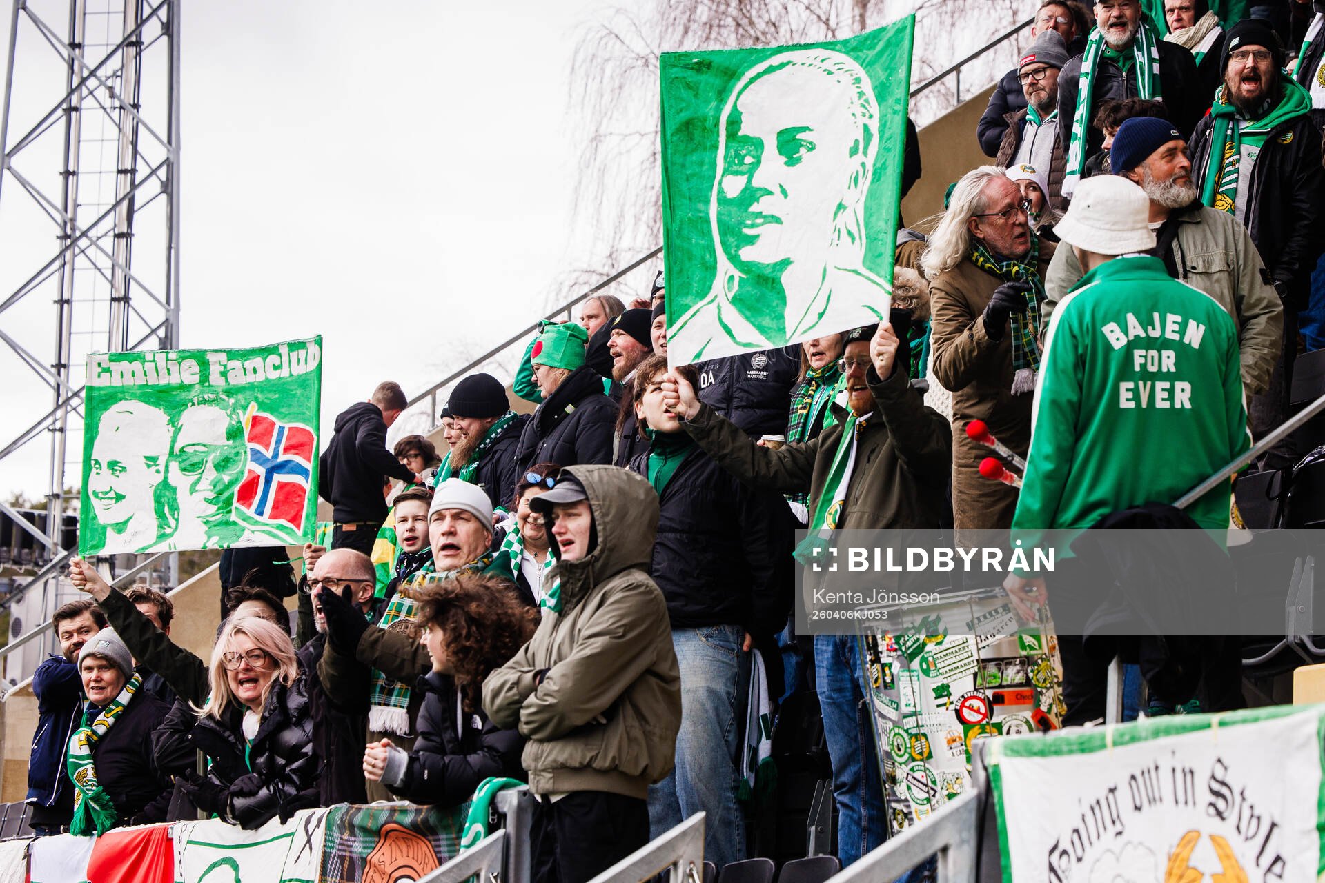 Hammarbys supportrar med en tvåpinnsflagga med motiv