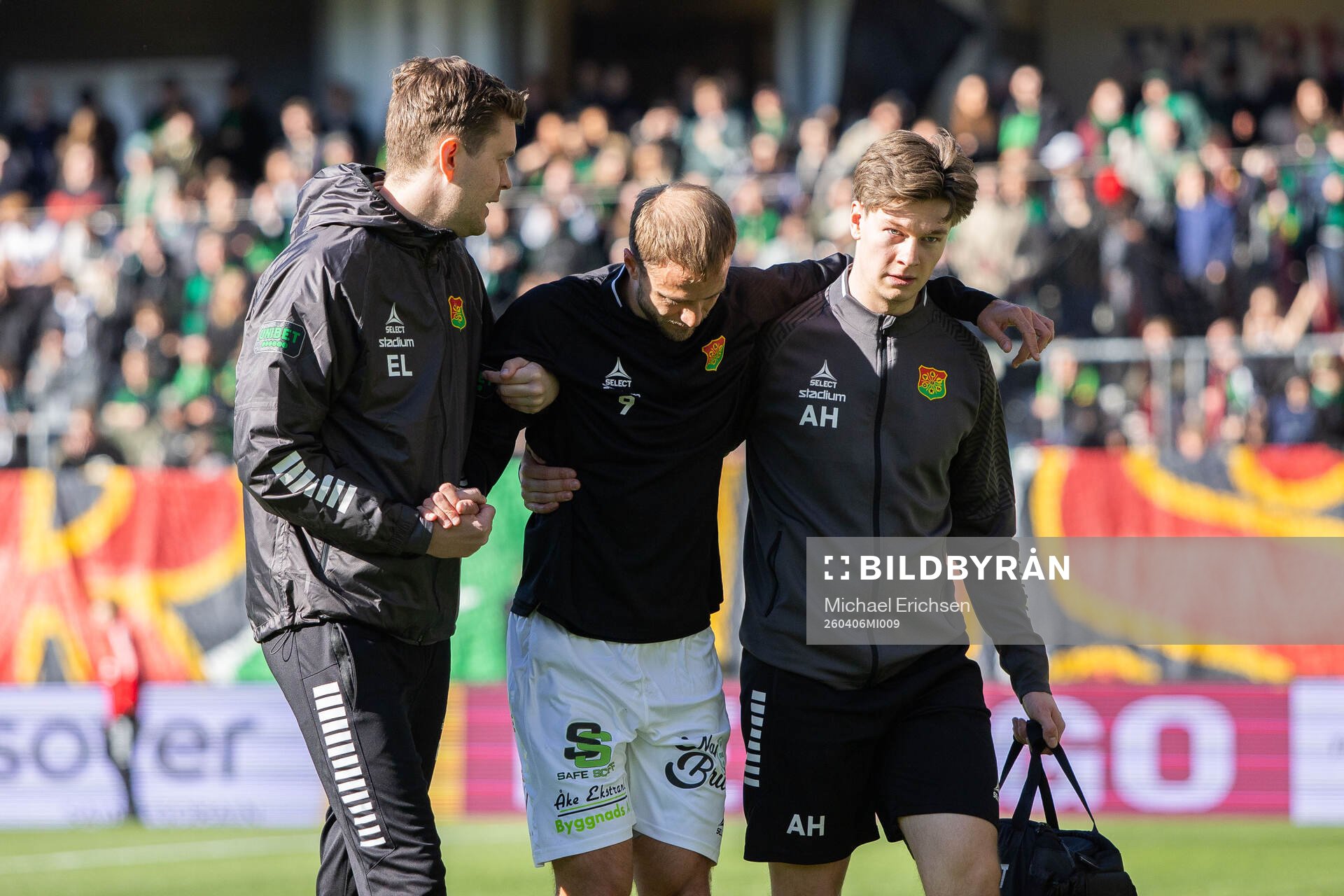 GAIS Gustav Lundgren leds av planen skadad
