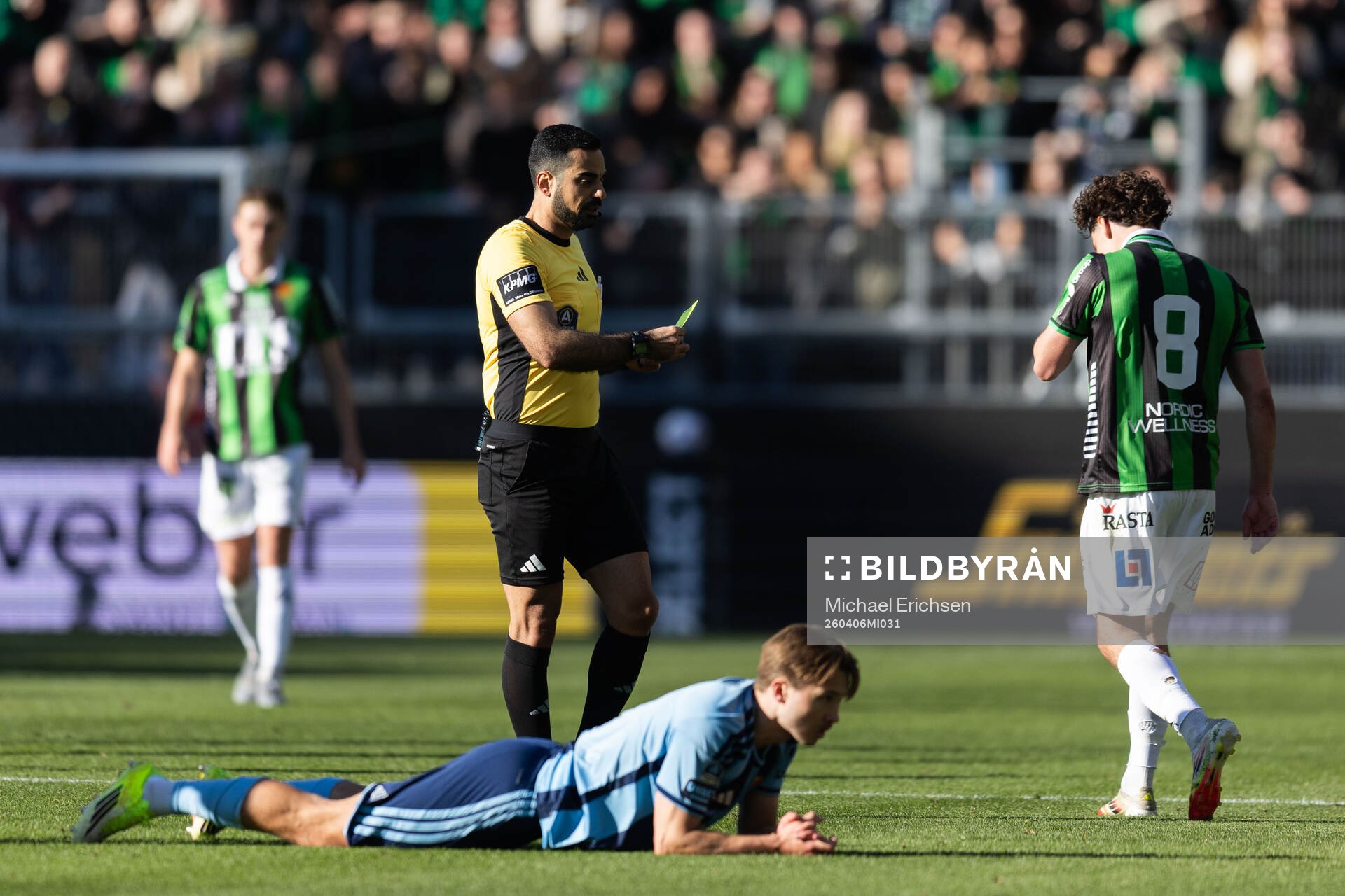 GAIS Viktor Radisic tilldelas gult kort av domare Mohammed
