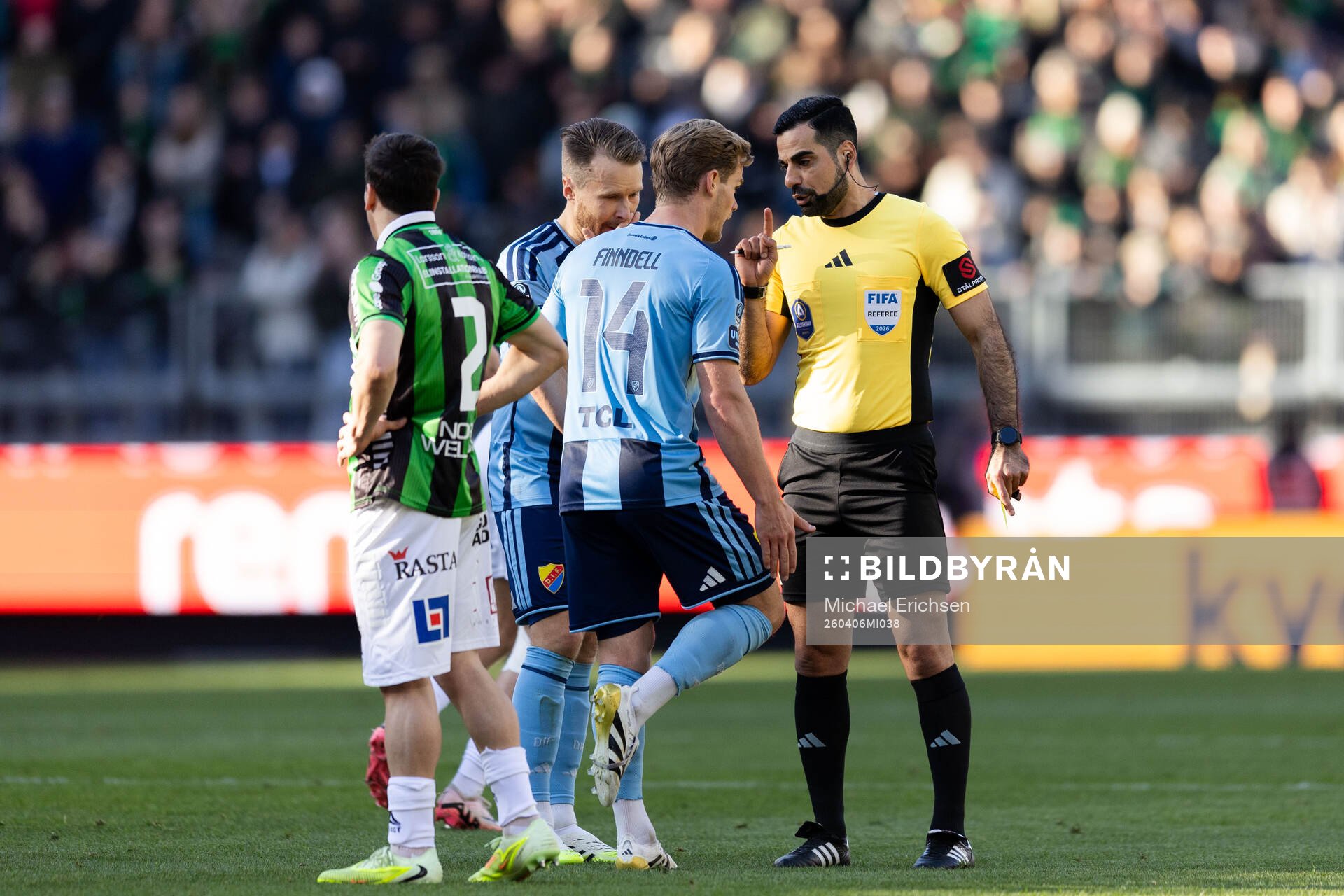 Djurgårdens Hampus Finndell i diskussion med domare