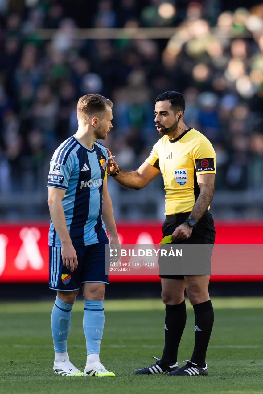 Djurgårdens Jacob Une och domare Mohammed Al-Hakim
