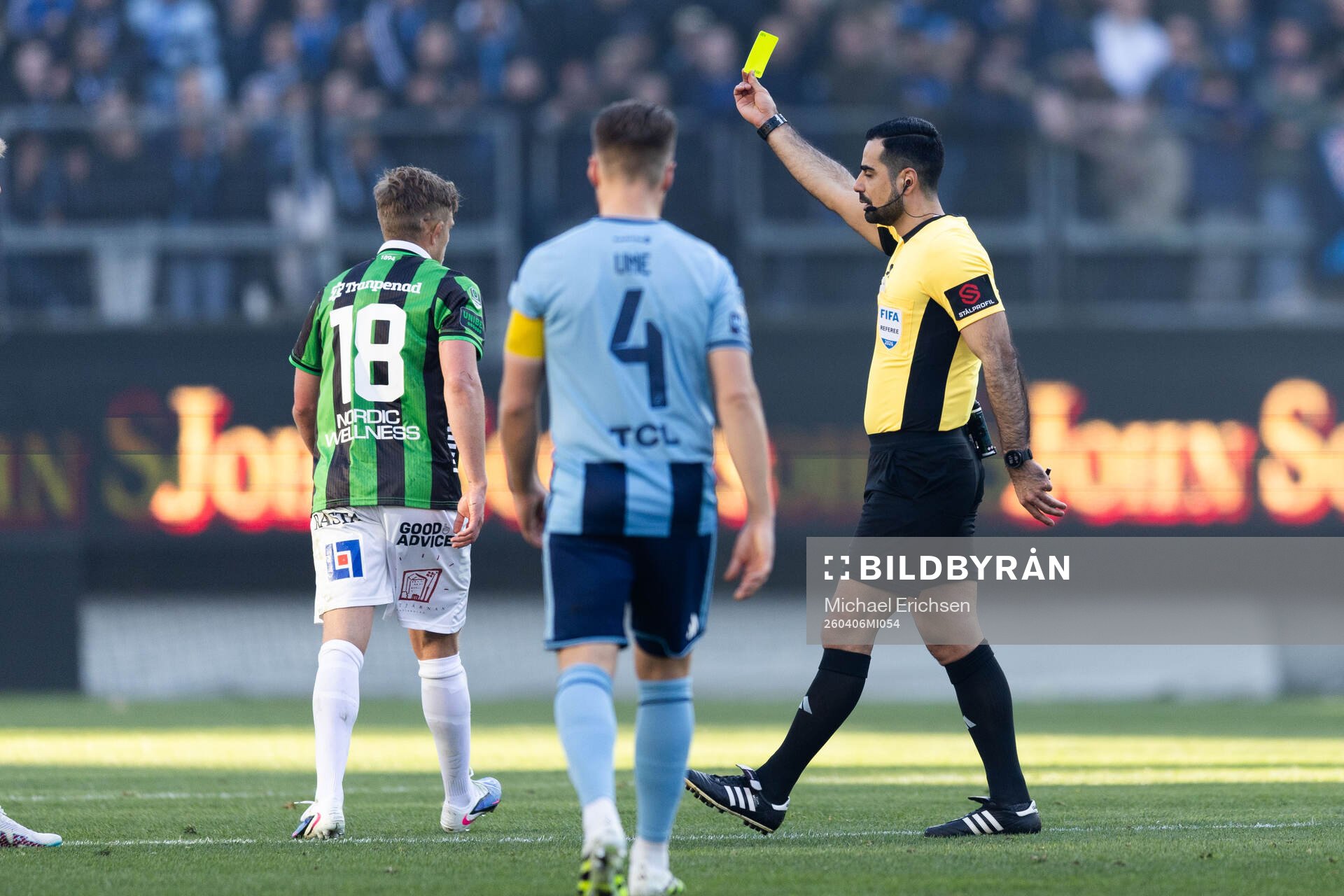 GAIS Kevin Holmen tilldelas gult kort av domare Mohammed