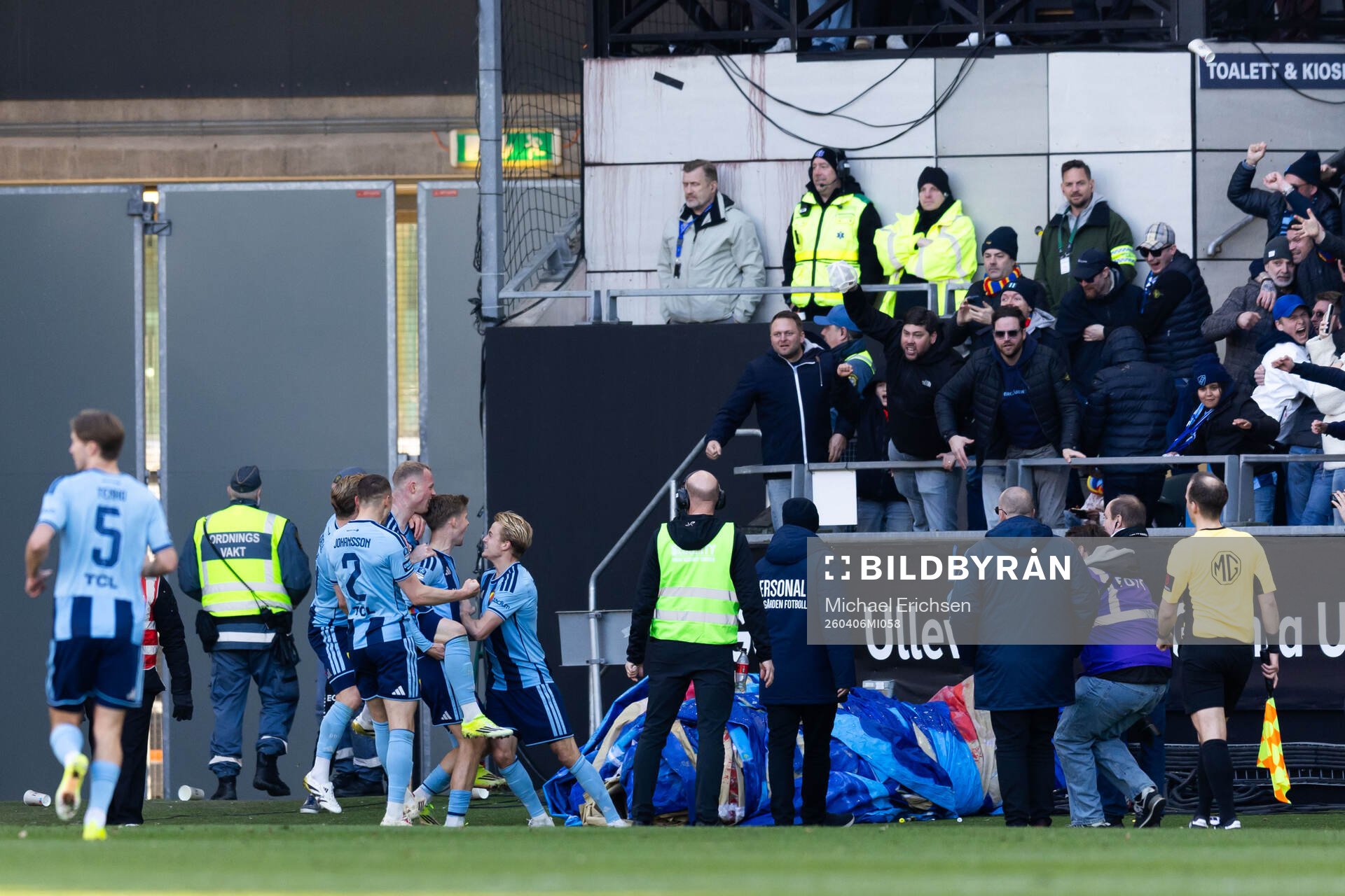 Djurgårdens Patric Åslund jublar med lagkamrater