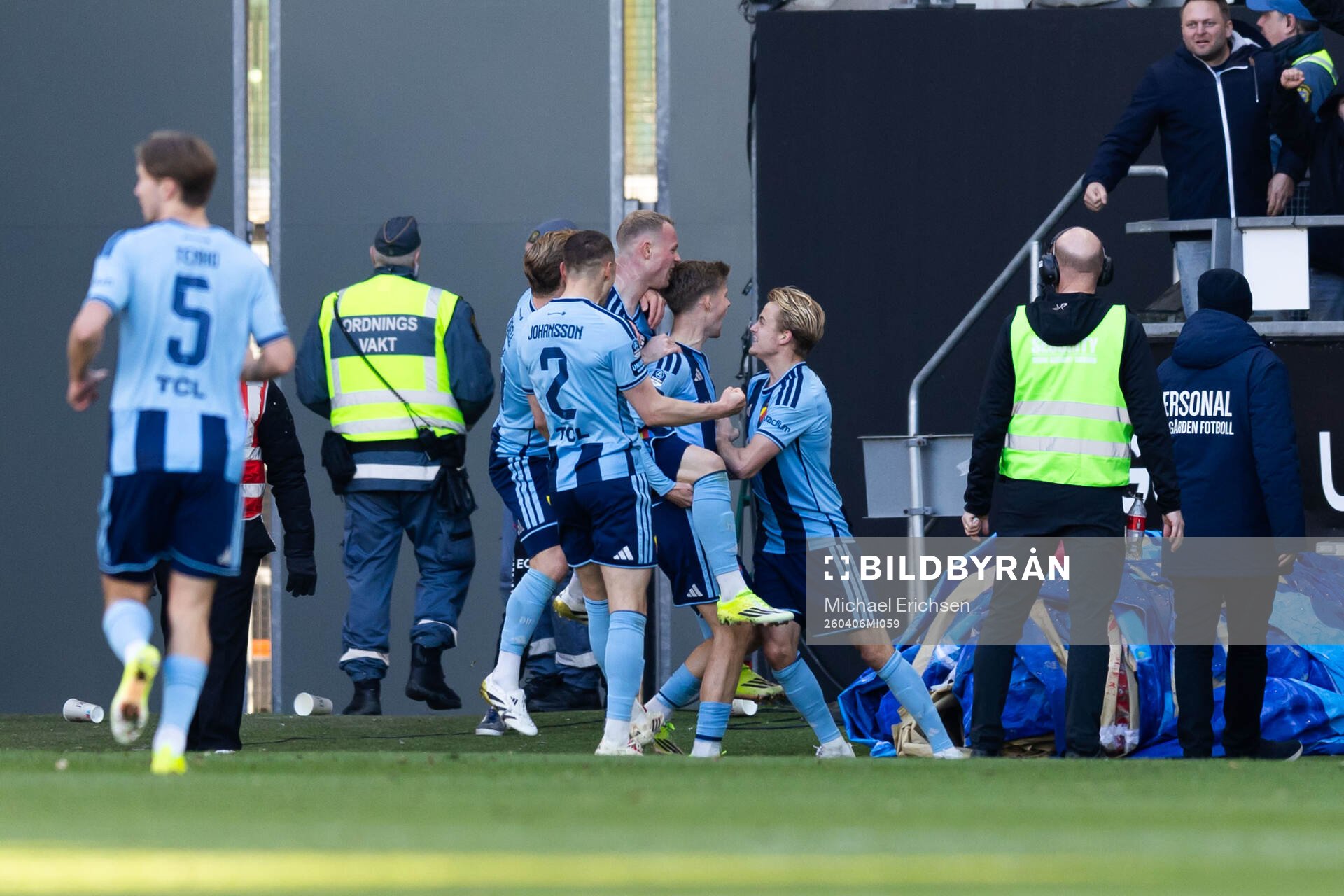 Djurgårdens Patric Åslund jublar med lagkamrater