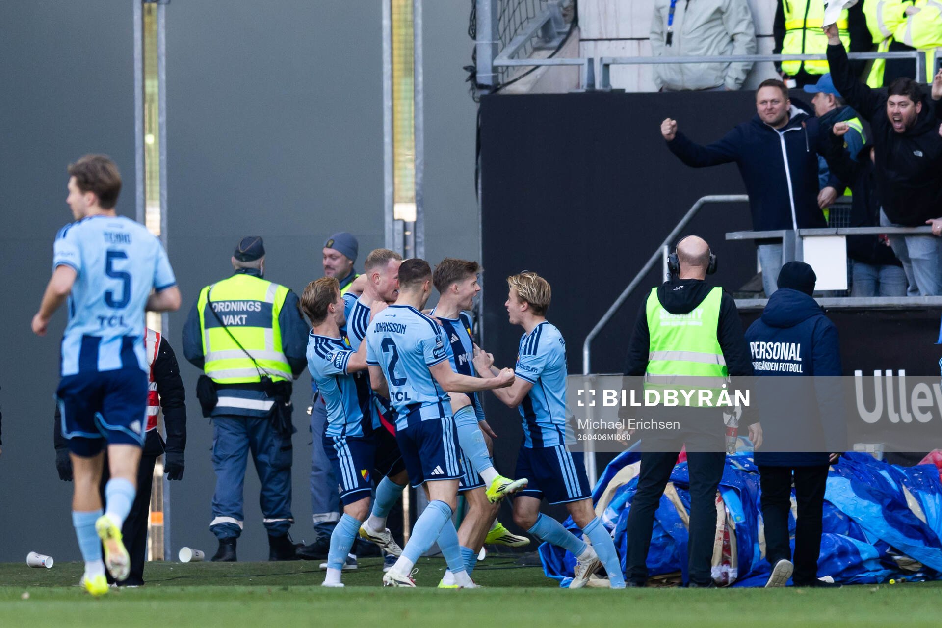Djurgårdens Patric Åslund jublar med lagkamrater