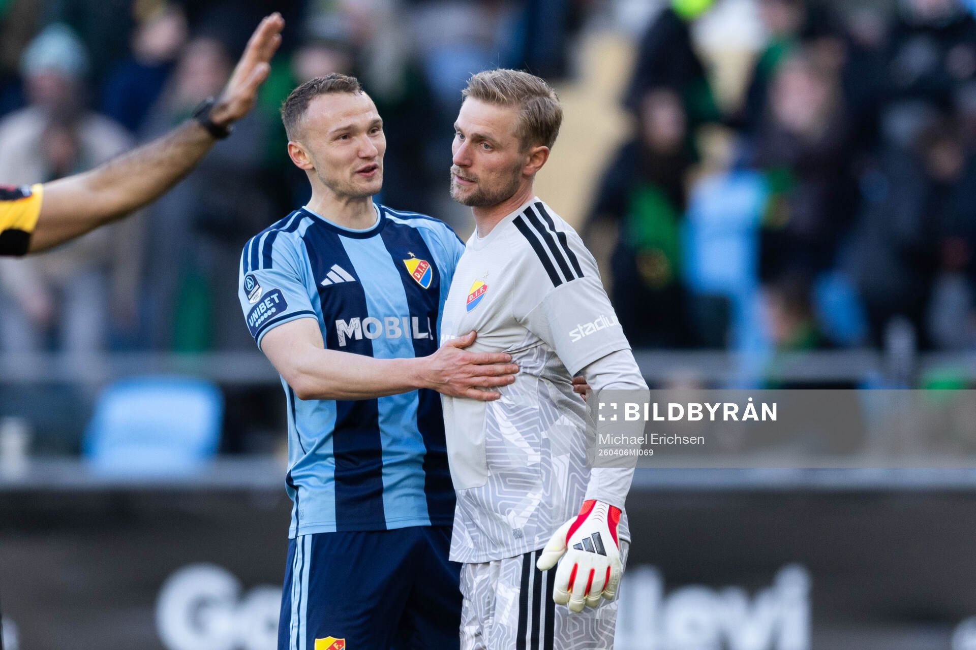 Djurgårdens Piotr Johansson och målvakt Jacob Rinne jublar