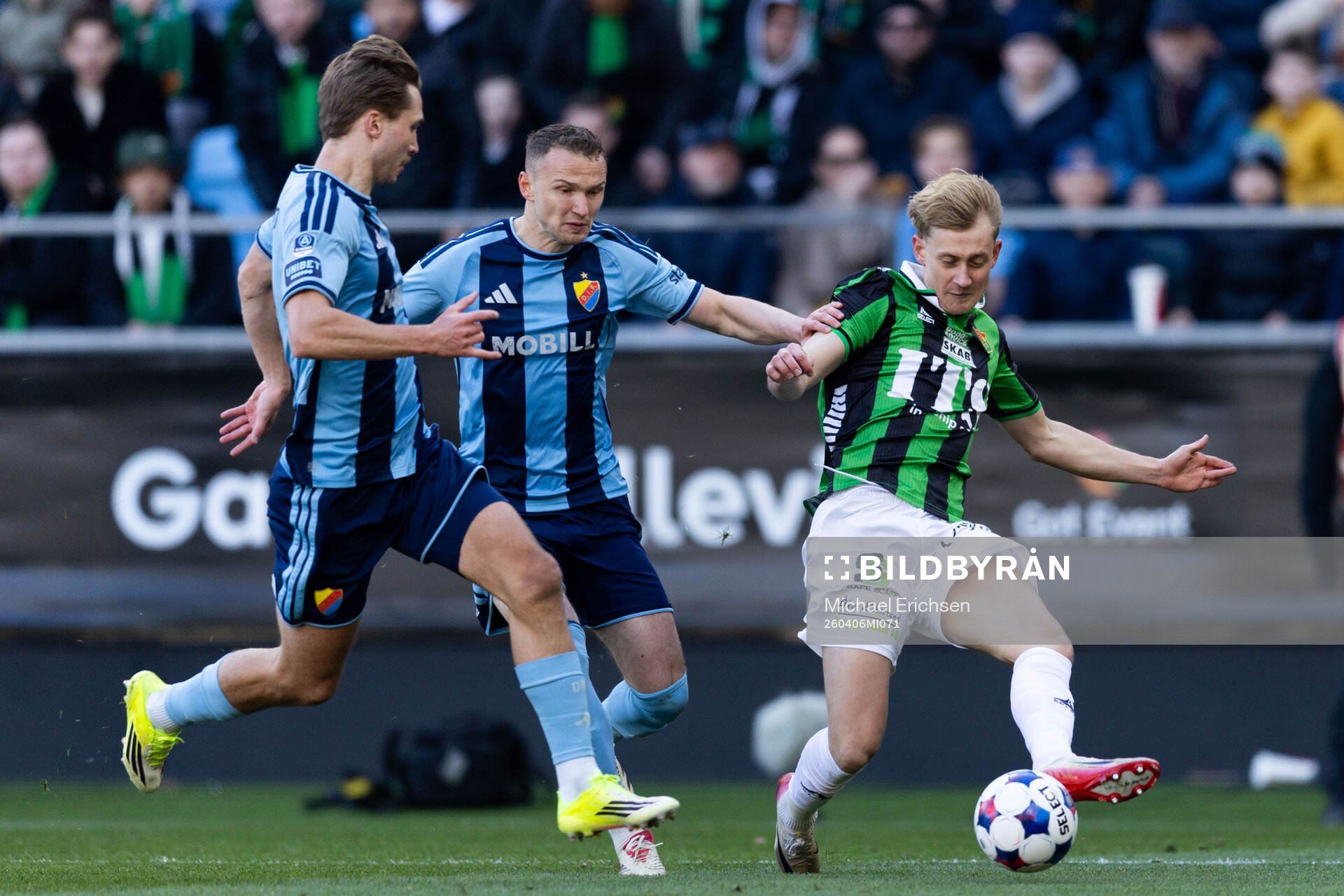 Djurgårdens Piotr Johansson och GAIS Henry Sletsjøe
