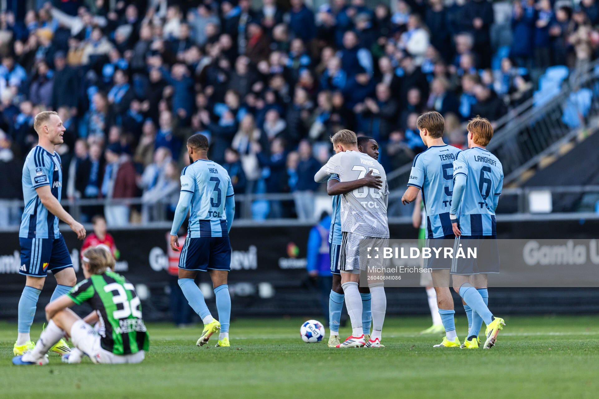 Djurgårdens målvakt Jacob Rinne jublar med Joel Asoro