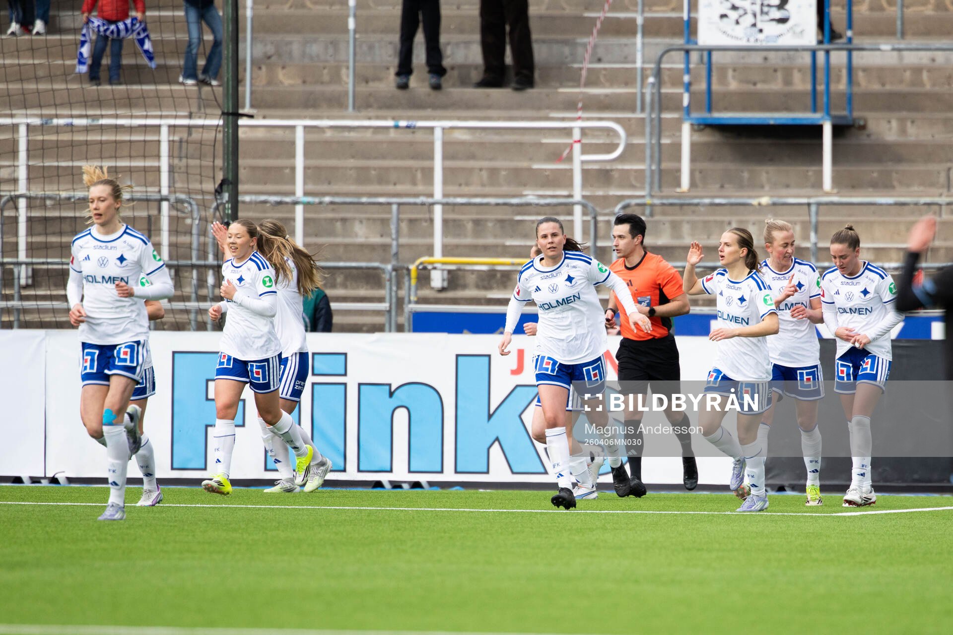 IFK Norrköpings Emma Engström jublar med lagkamrater