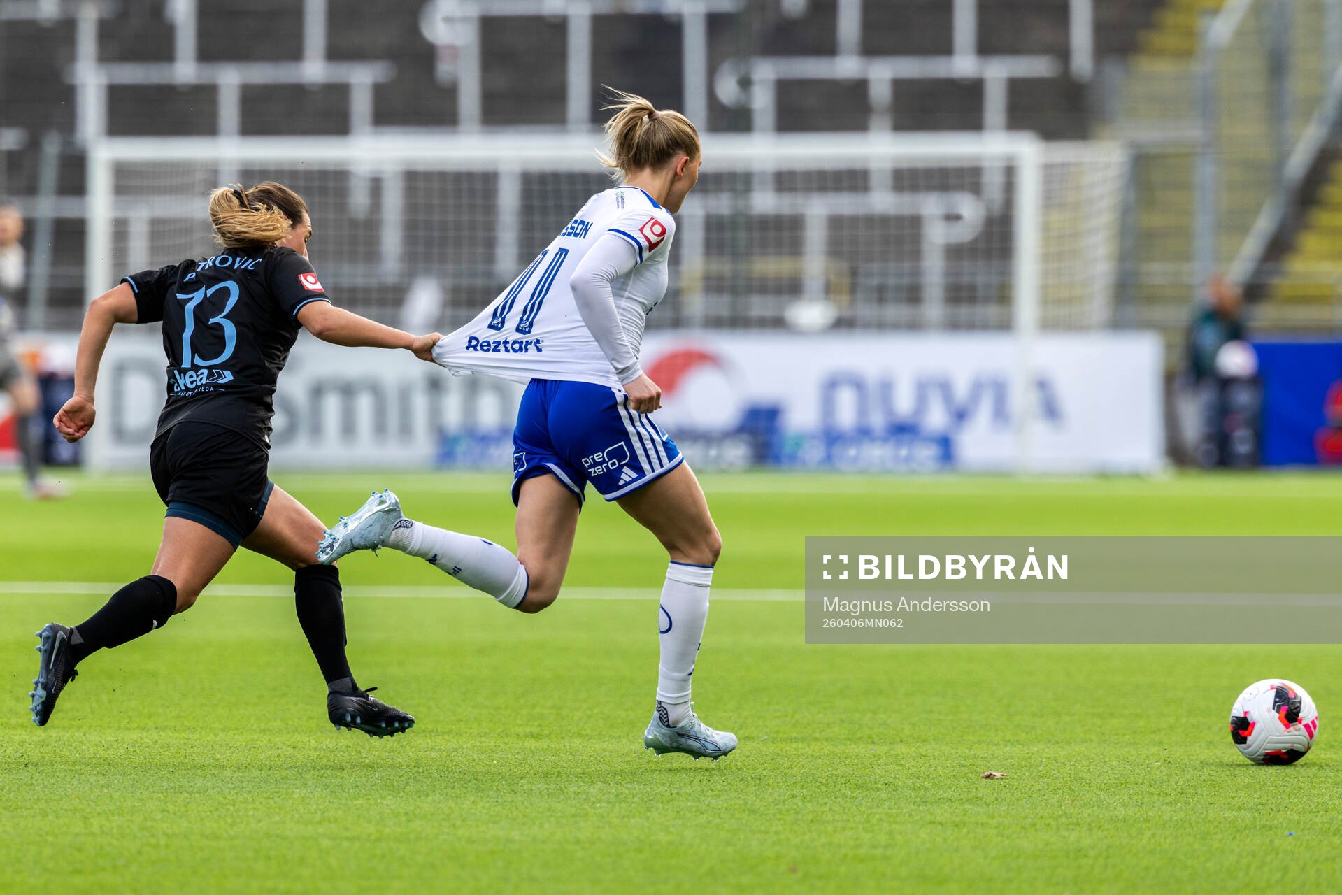 Malmö FFs Emma Petrovic och IFK Norrköpings Beatrice