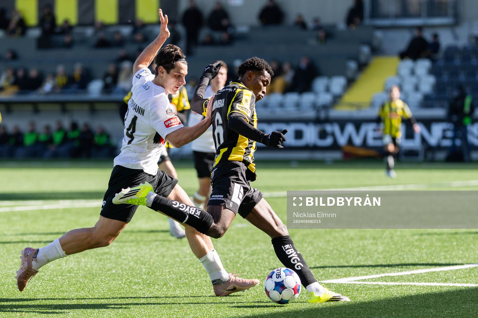 Brommapojkarnas Kevin Ackermann och Häckens Abdoulaye