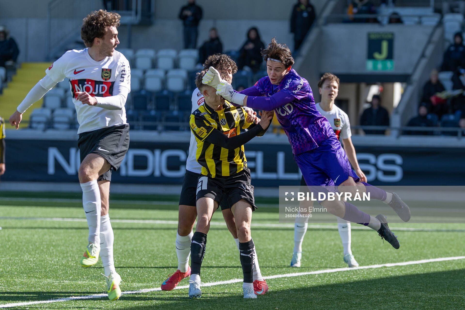 Häckens Adrian Svanbäck och Brommapojkarnas målvakt Leo