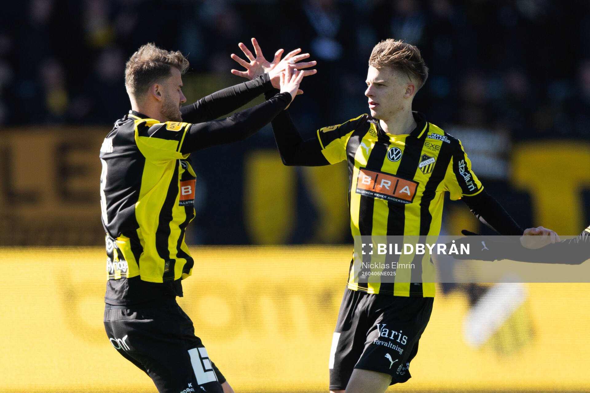 Häckens Adrian Svanbäck jublar med Johan Hammar