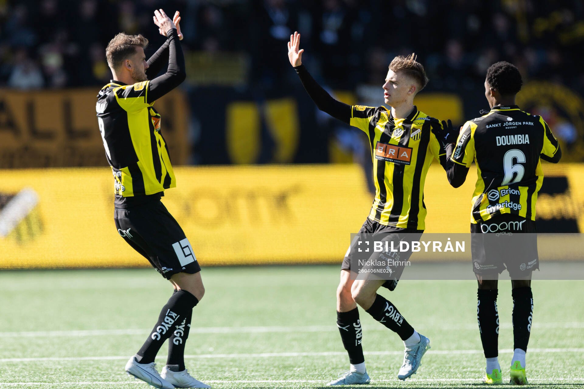 Häckens Adrian Svanbäck jublar med Johan Hammar
