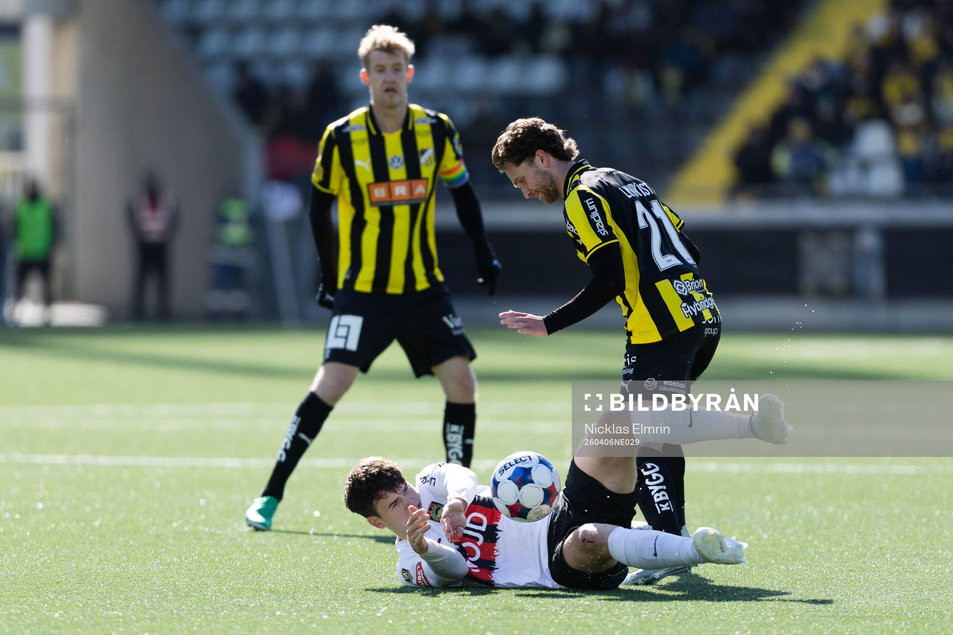 Brommapojkarnas Mads Kristian Hansen och Häckens Adam