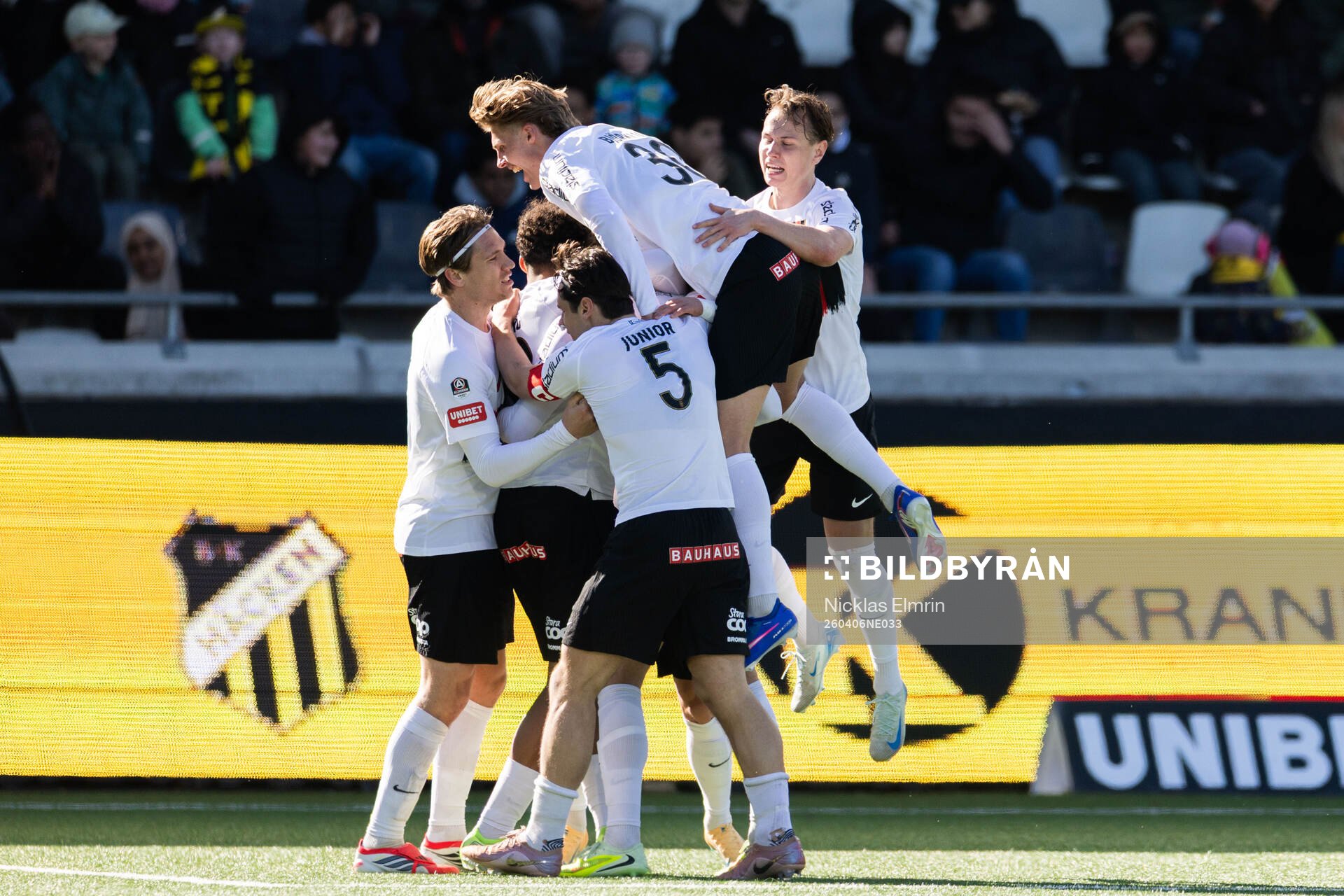 Brommapojkarnas Andreas Troelsen jublar med lagkamrater