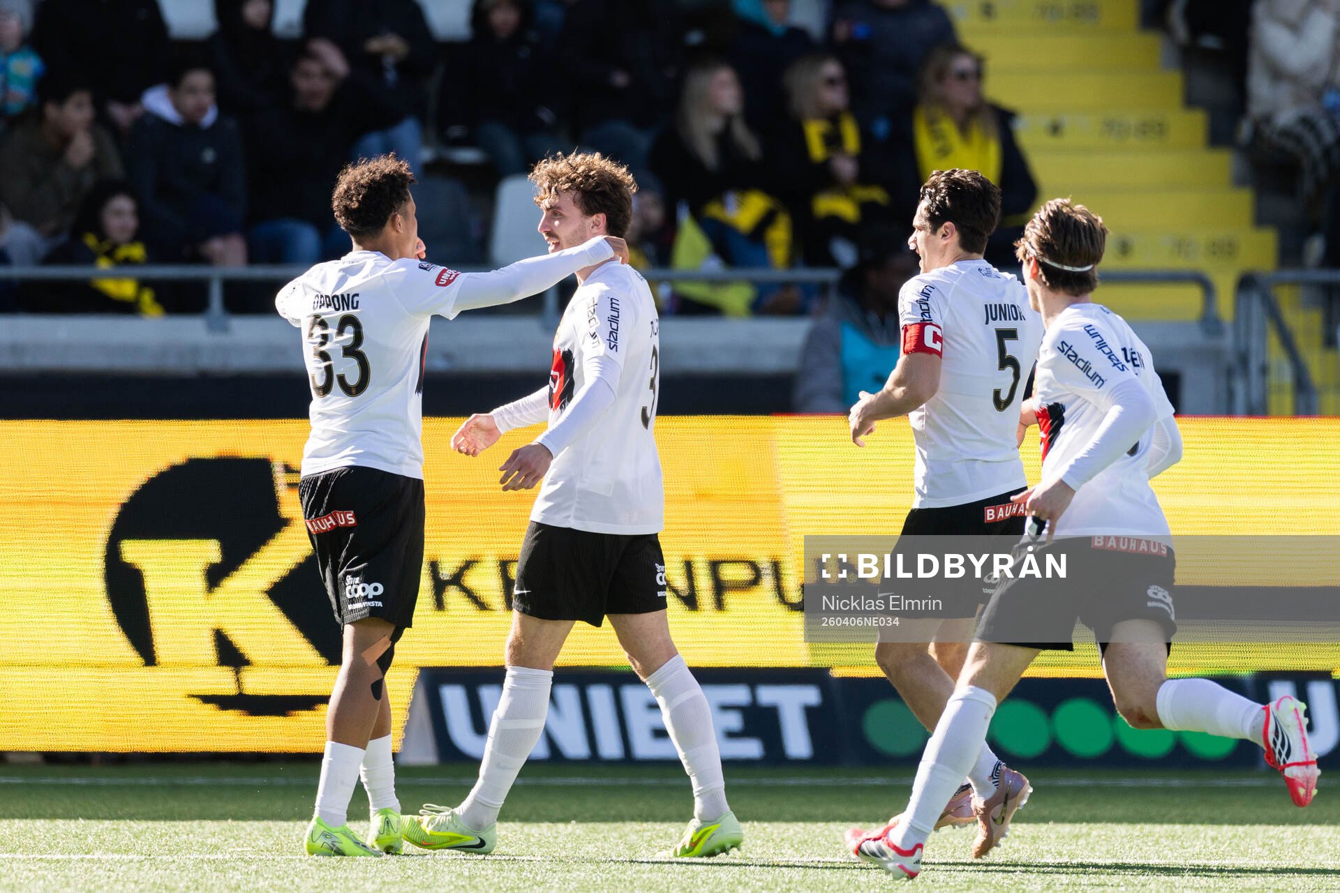 Brommapojkarnas Andreas Troelsen jublar med Sion Oppong,
