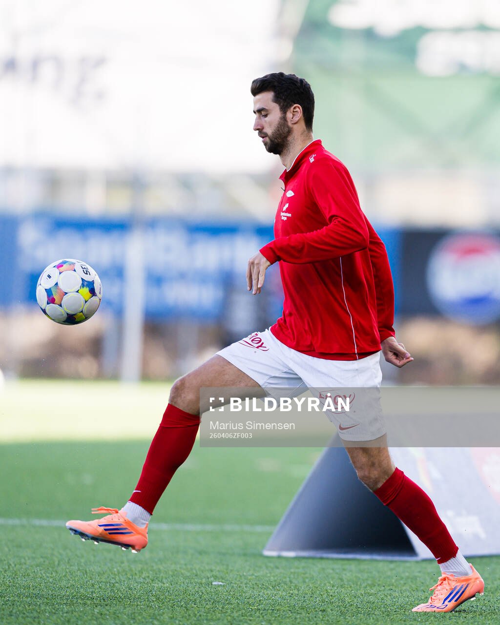 Vetle Dragsnes of Brann warms up
