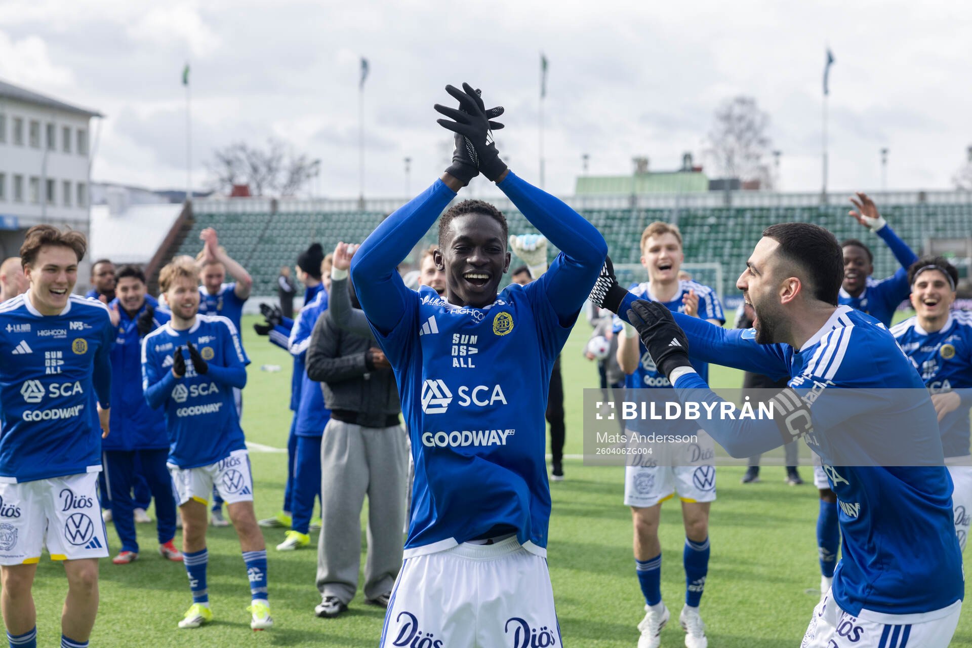 GIF Sundsvalls Suwaibou Kebbeh jublar med Marc Manchon