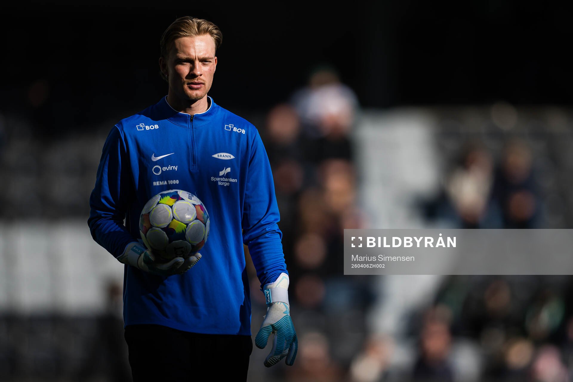 Goalkeeper Simen Vidtun Nilsen of Brann warms up