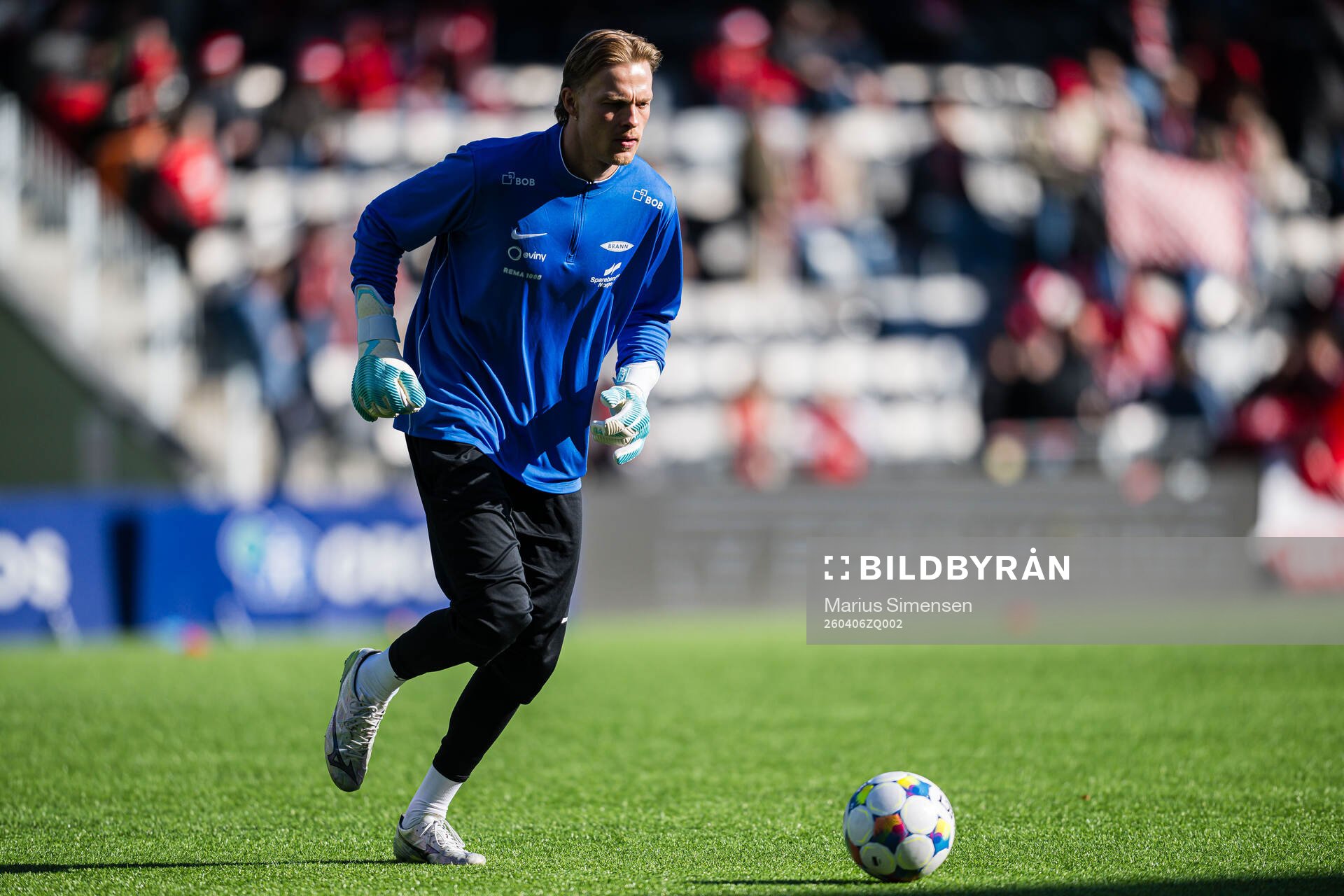 Goalkeeper Simen Vidtun Nilsen of Brann warms up