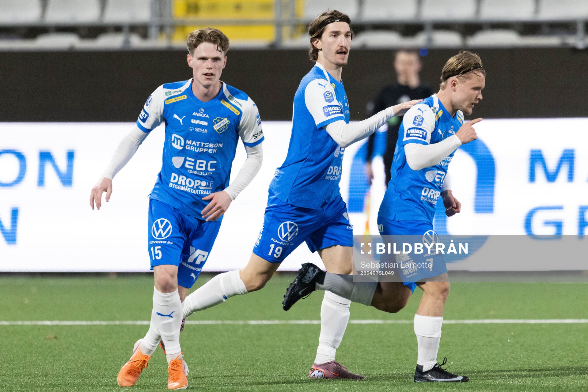 Oddevolds Vincent Sundberg jublar med Elias Forsberg och