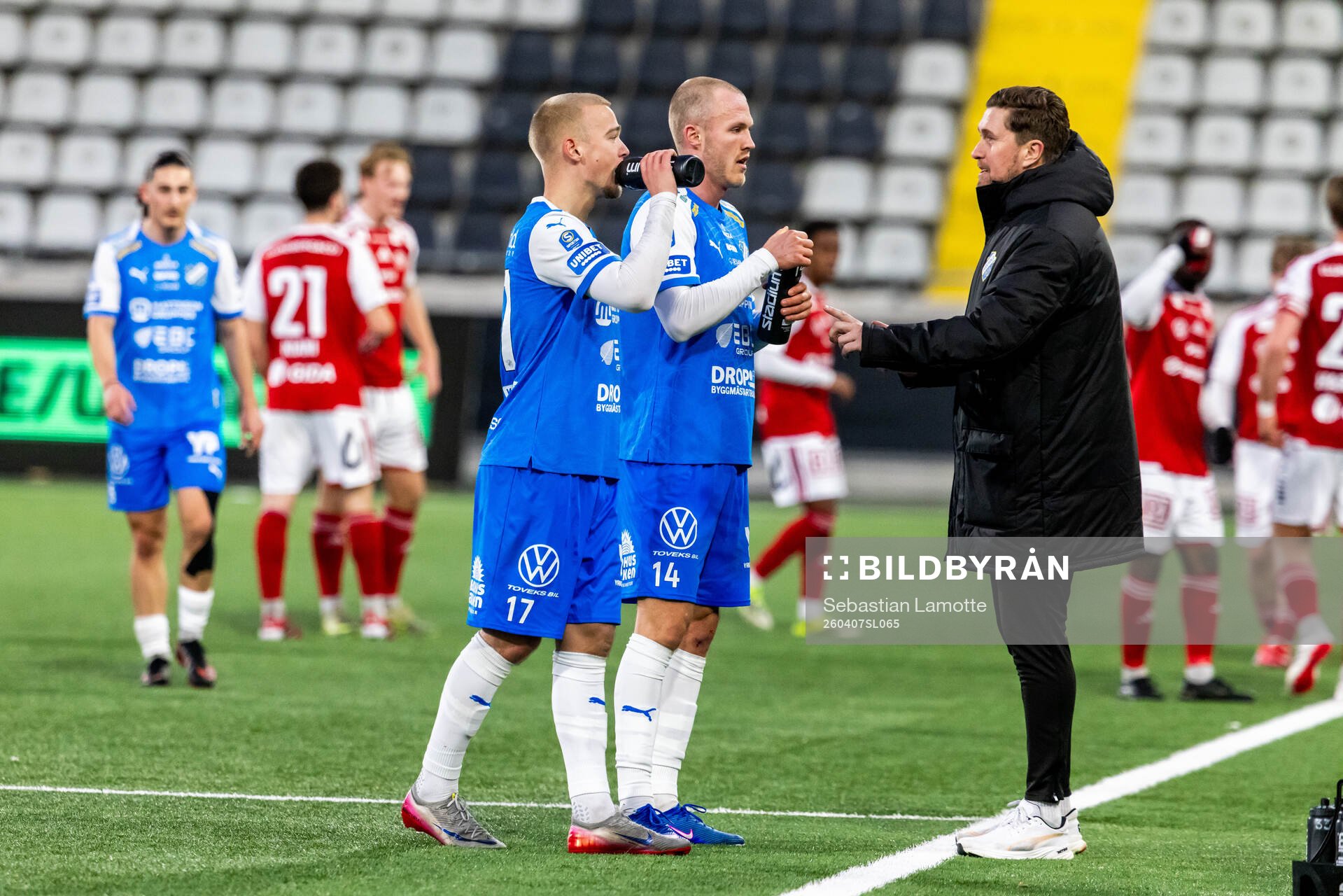 Oddevolds tränare Rikard Nilsson pratar med Gabriel