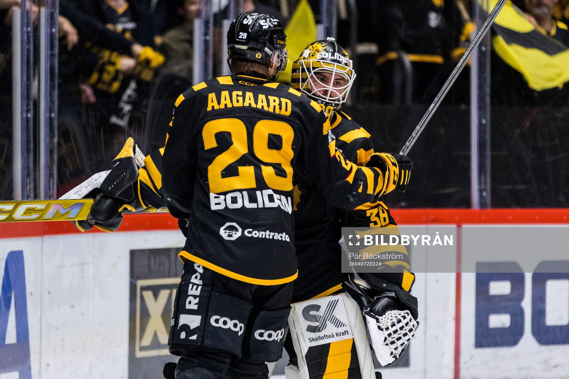 Skellefteås Mikkel Aagaard och målvakt Strauss Mann jublar